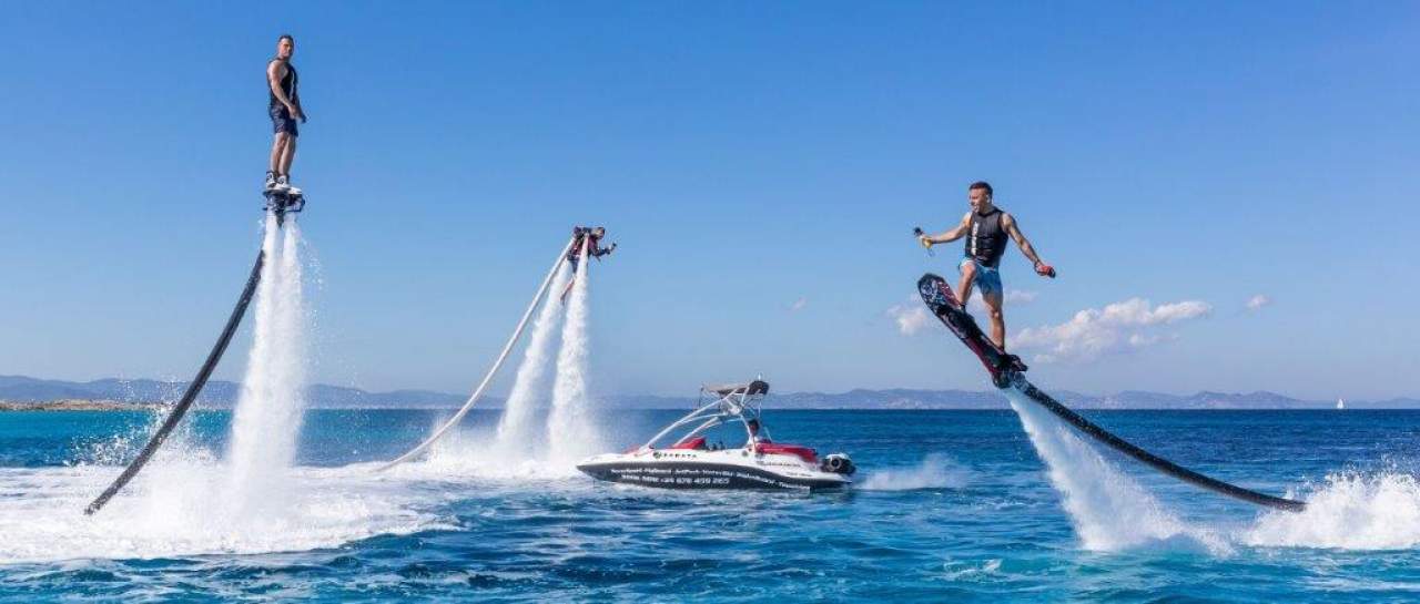 Yacht IN Ibiza: Flyboard Ibiza y otros deportes acuáticos en el Mediterráneo