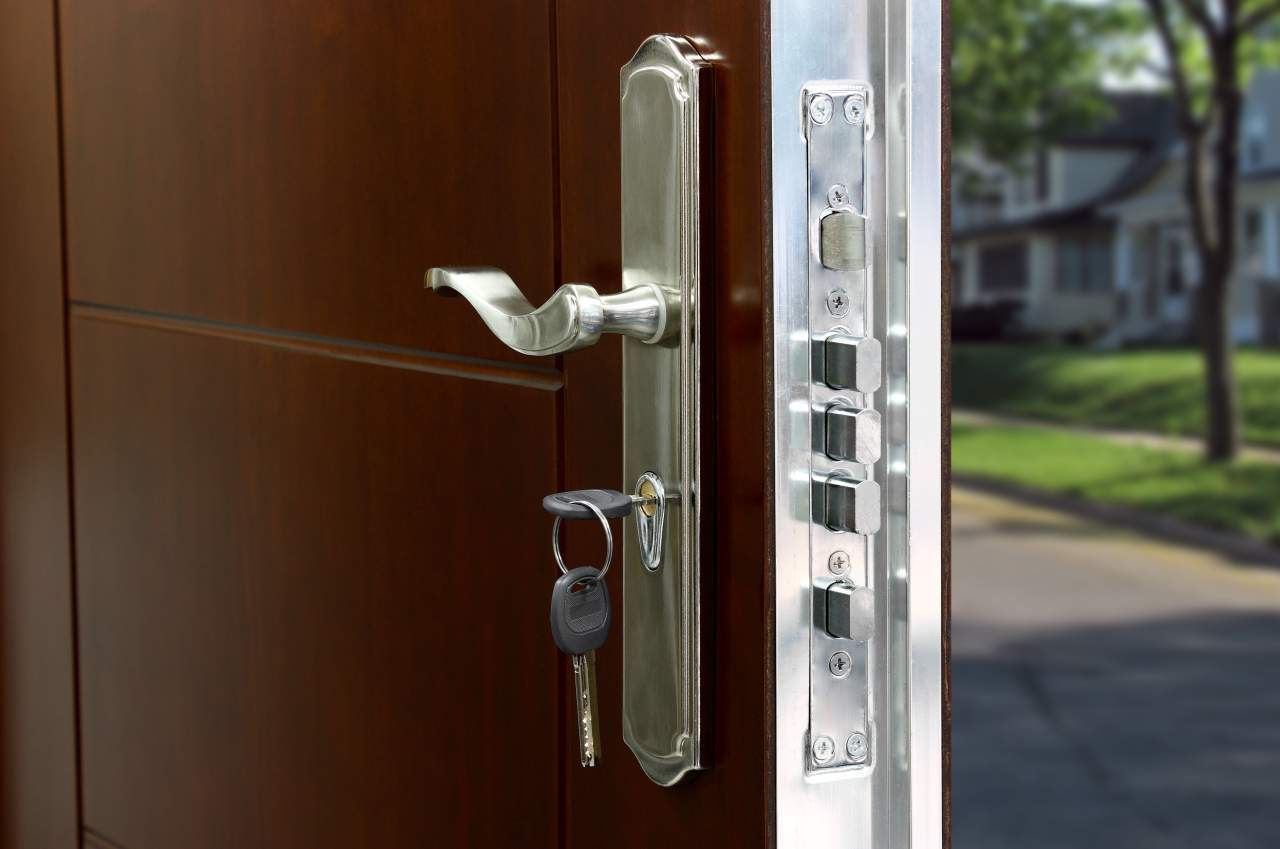 Elegir puerta para finca en Granada: la opción de las puertas acorazadas ¿Cuáles son sus beneficios?