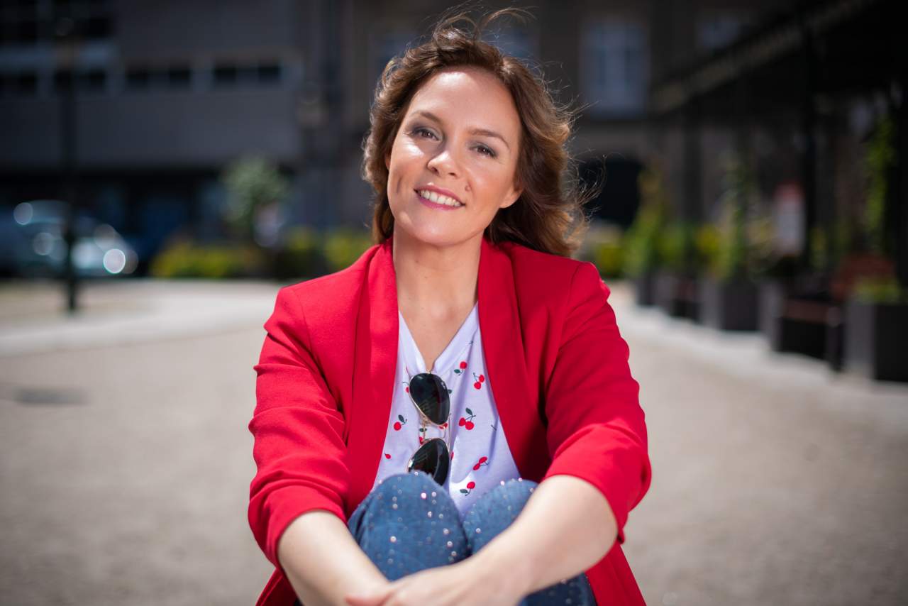 Kelly González, fundadora de Creando Empresarias, explica a la comunidad de emprendedores cómo facturar más