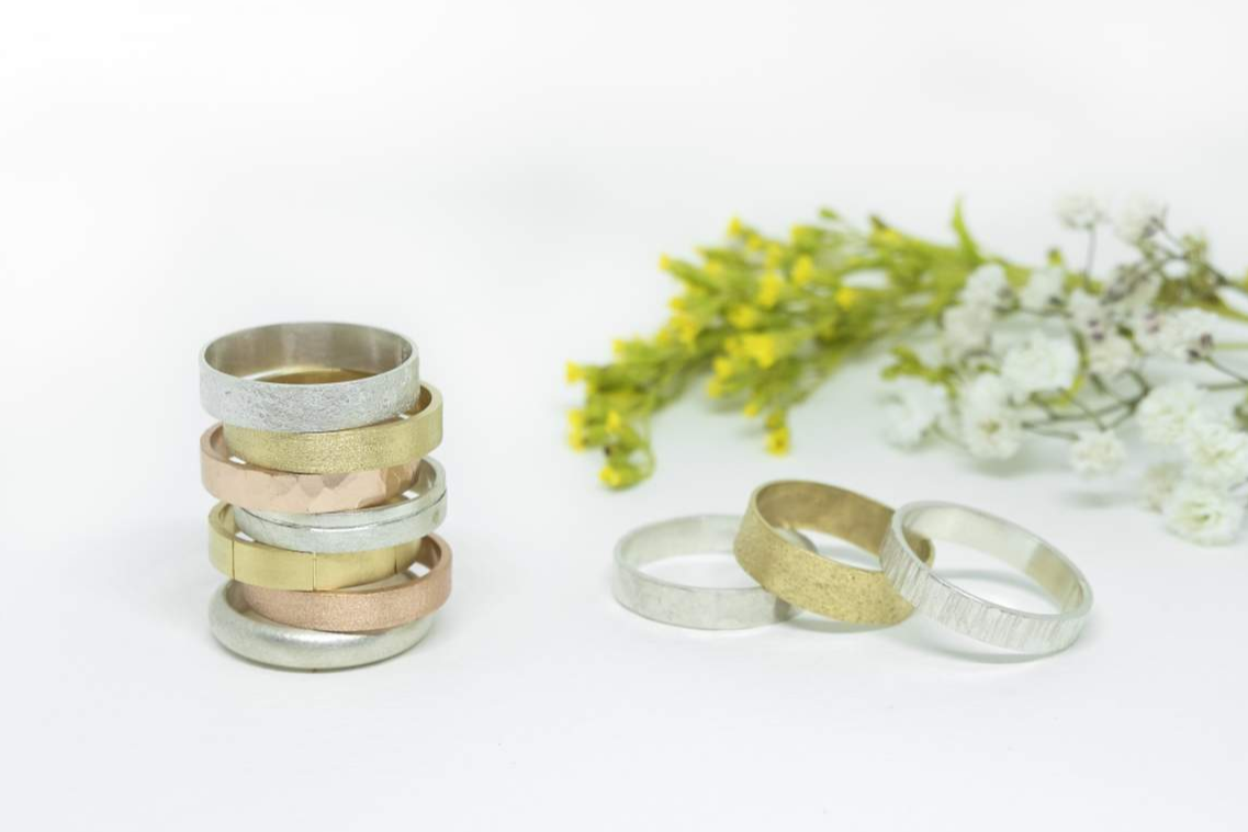 Las alianzas de boda artesanales de Juia Jewels