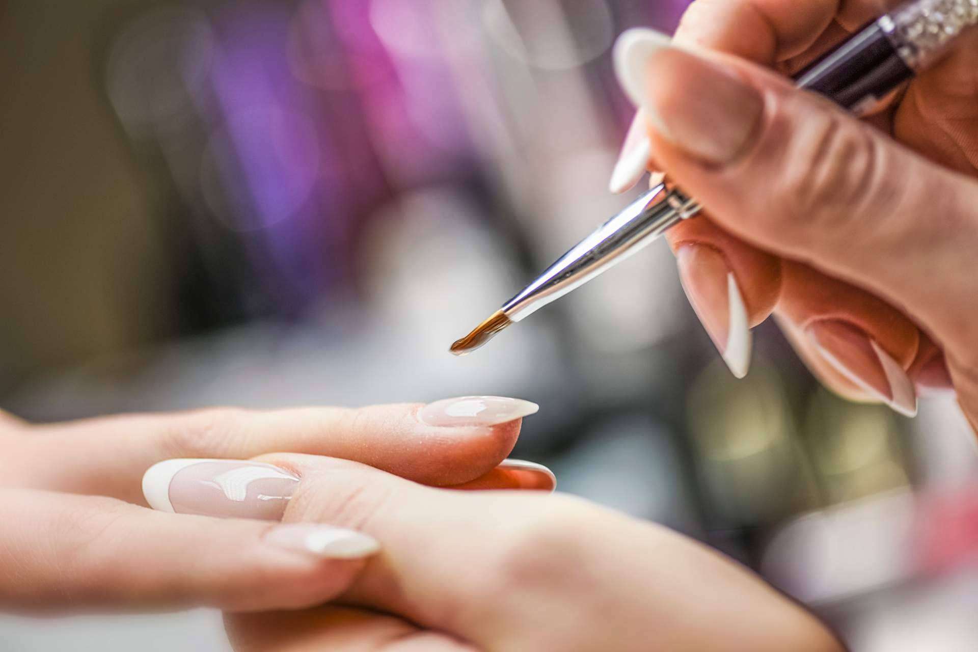 SEMILAC permite hacer las uñas de gel de manera fácil