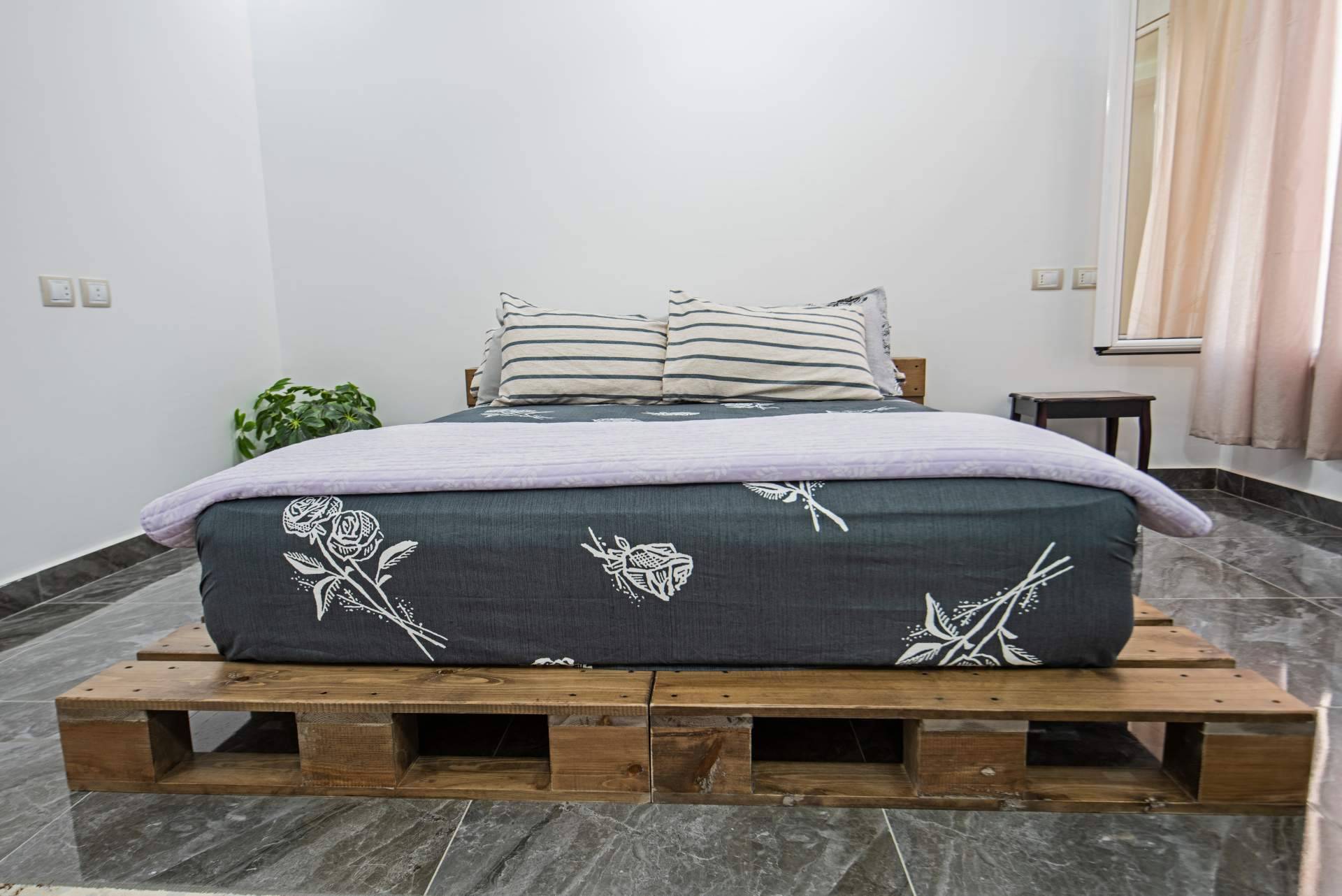 Una buena alternativa para renovar espacios son las camas de palés de Dydaya Home