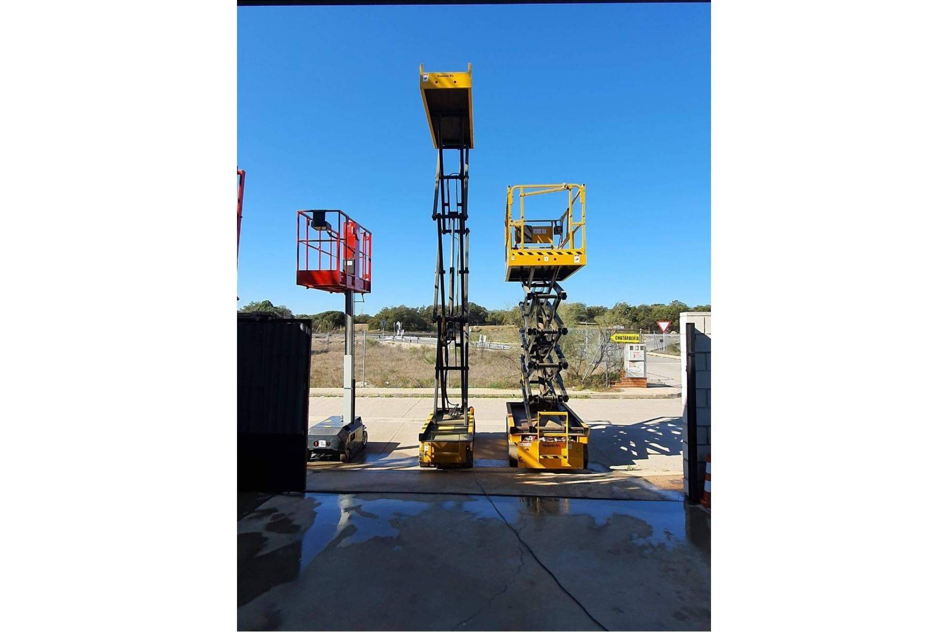 Alquilaplat, empresa especializada en el alquiler y la venta de plataformas elevadoras ofrece diversas opciones de plataforma elevadora de tijera