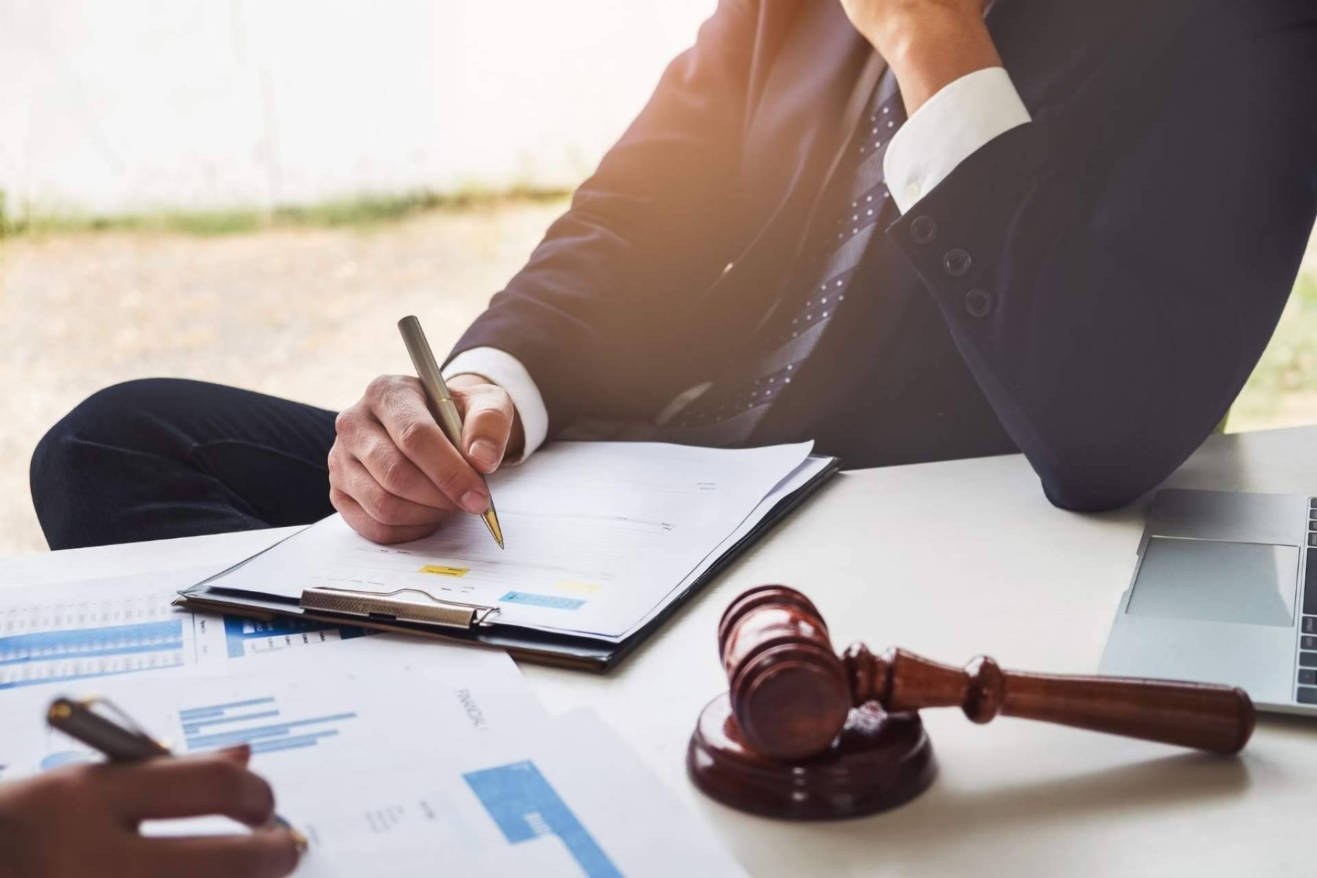 Defendo Abogados es un despacho experto en derecho mercantil que asesora en concursos de acreedores para empresas y Ley de segunda oportunidad para particulares