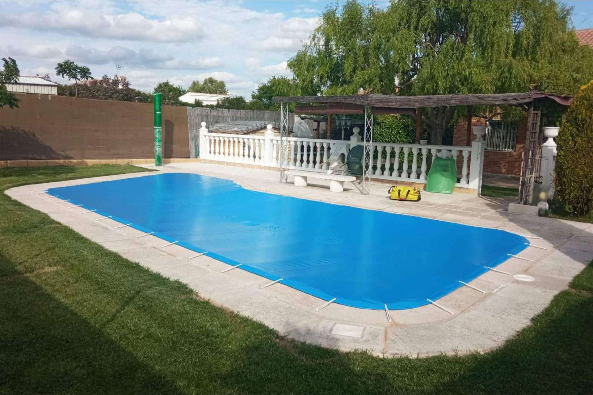 El truco para conservar el agua con los cobertores de piscina de invierno de Toldos Picasso