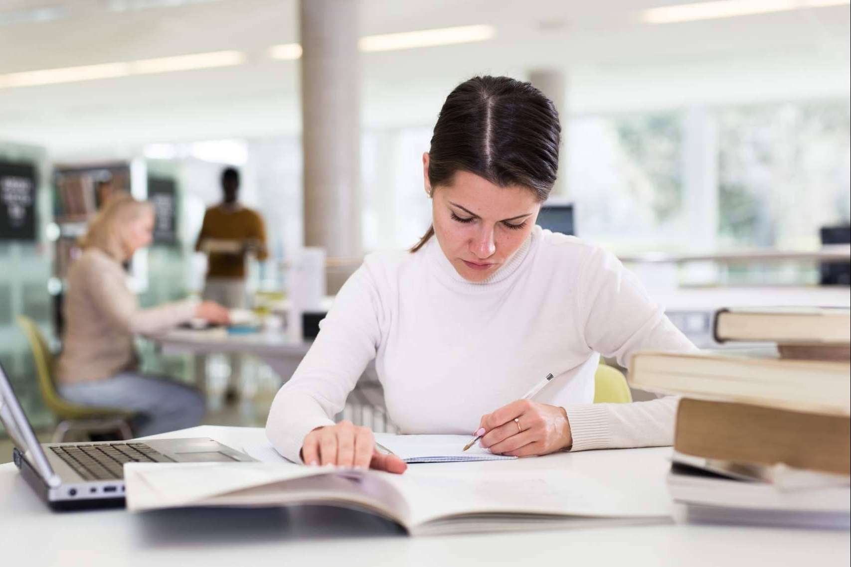 Aprobar el TFG de forma sencilla con la academia online Ayuda Universitaria Cum Laude