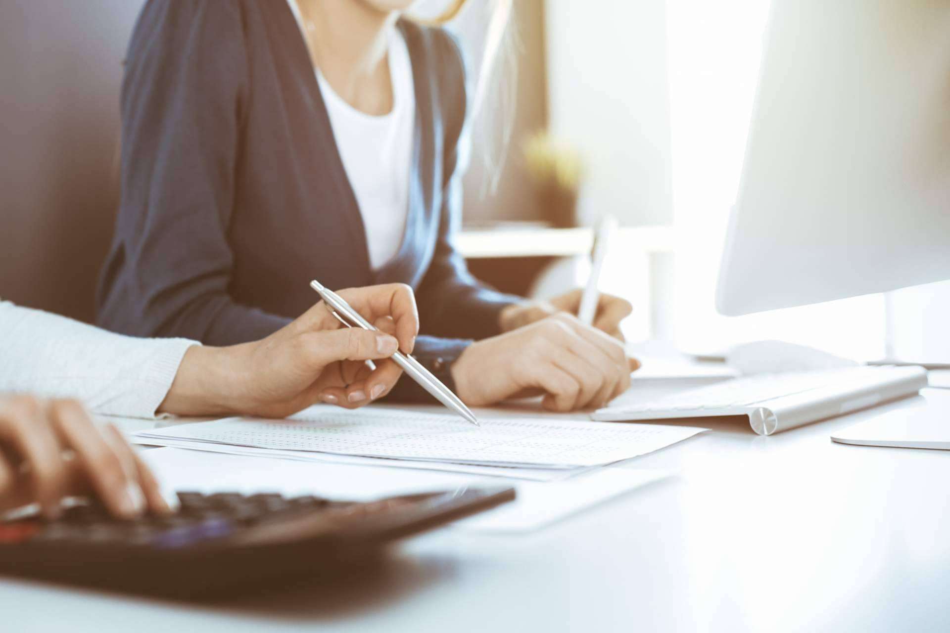 Gestionar los trámites de maternidad y paternidad con el equipo de profesionales de Gestoría Hernández