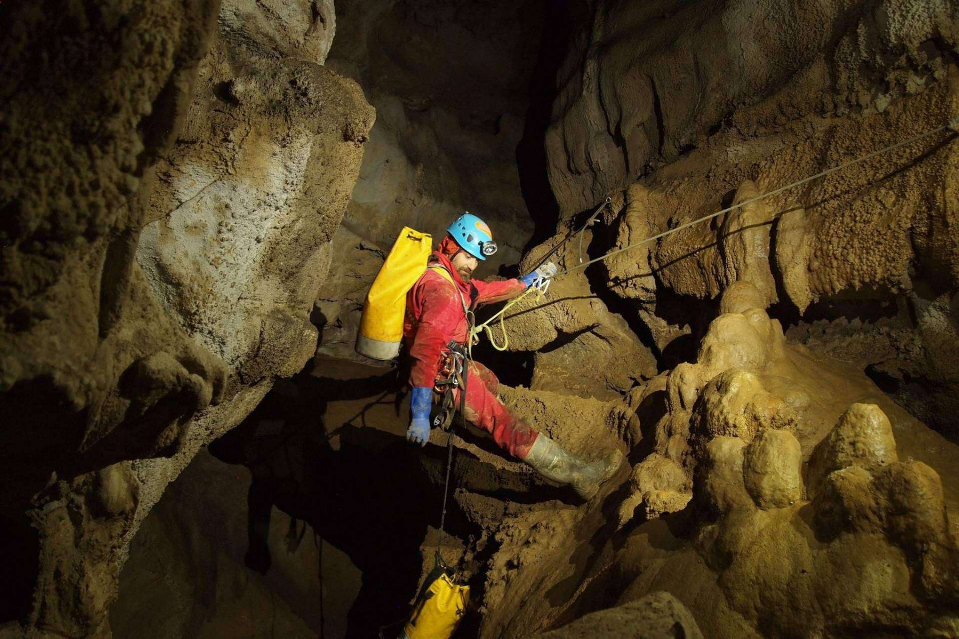 La espeleología con Vertical Challenge: vivir la esencia de la aventura