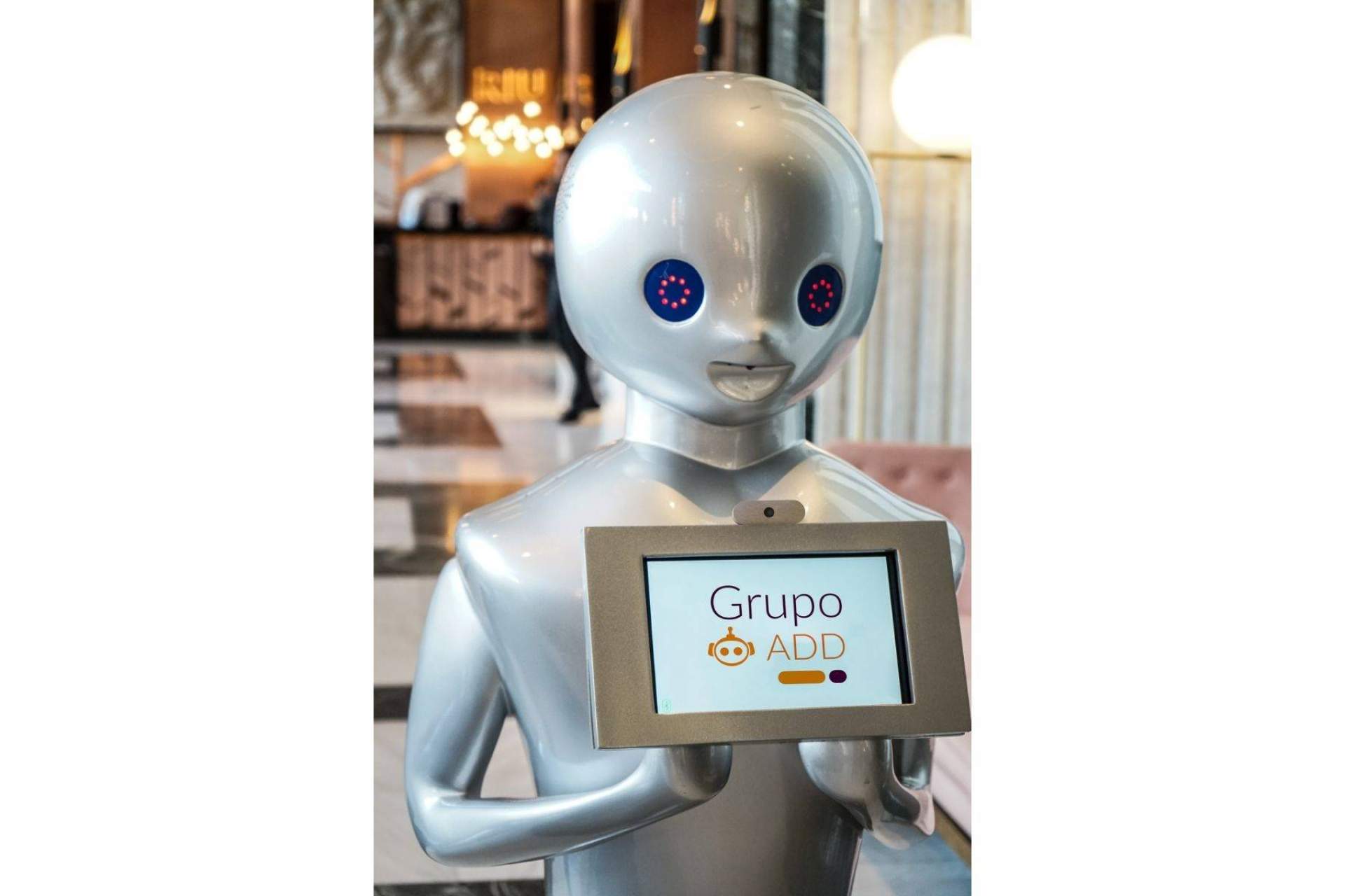 Entre la oferta de soluciones tecnológicas innovadoras de Futura Vive se encuentra el robot recepcionista