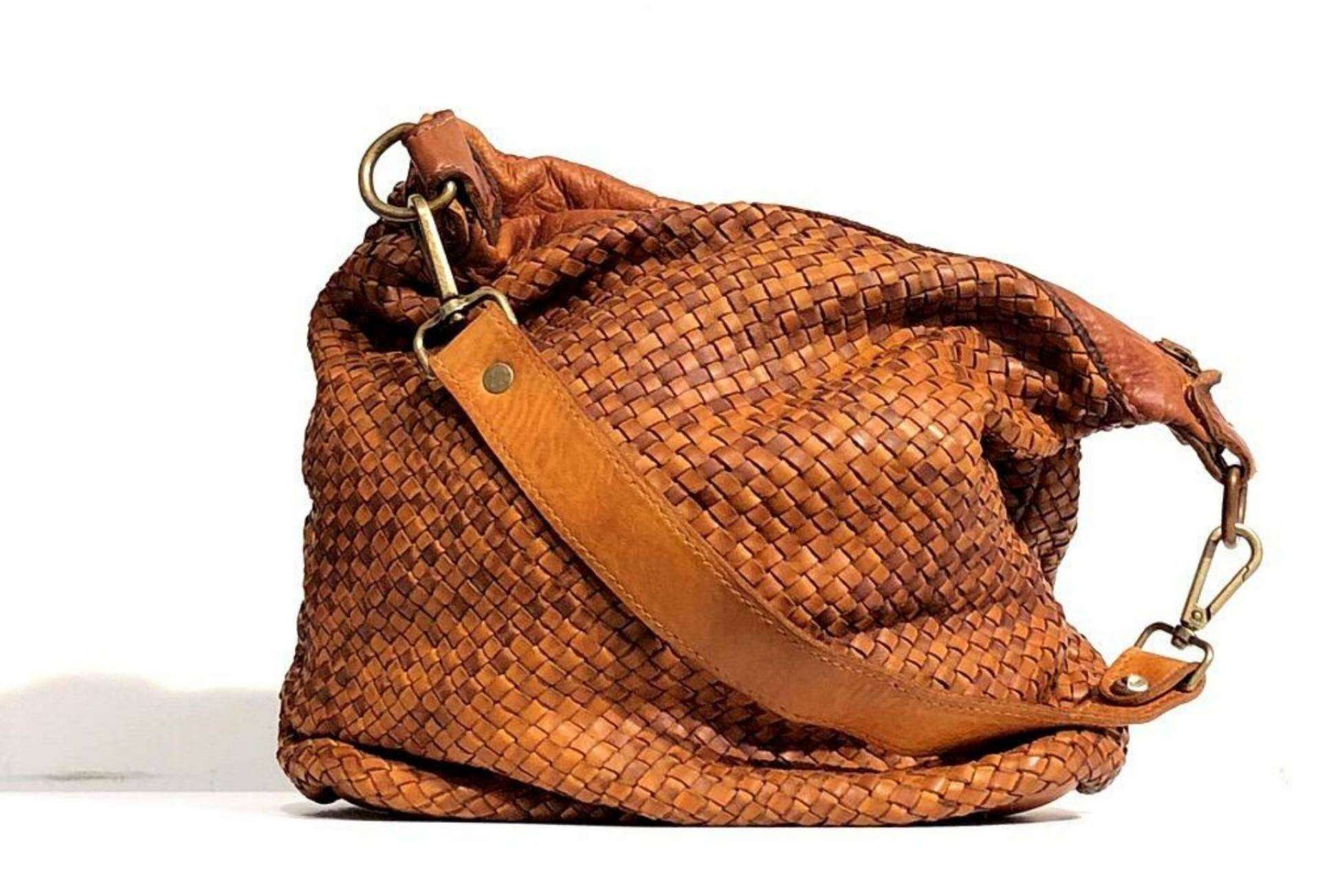 Tendencias: los bolsos de piel lavada vuelven a estar de moda con Lola Amara