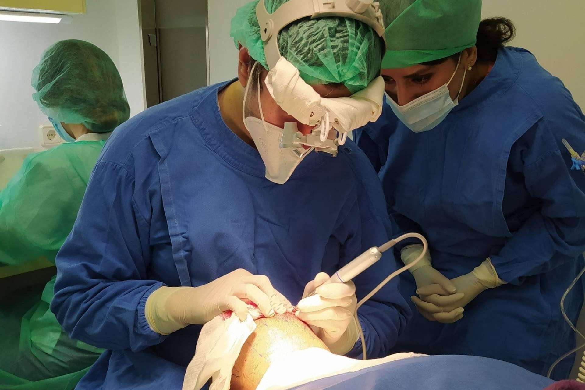 La clínica estética de Alcobendas, Clínica Tarrazo, realiza el microinjerto capilar