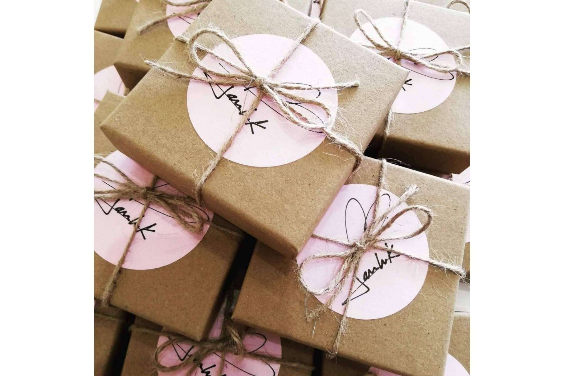 El extenso catálogo de detalles originales y personalizables para bodas de Janlukdesign
