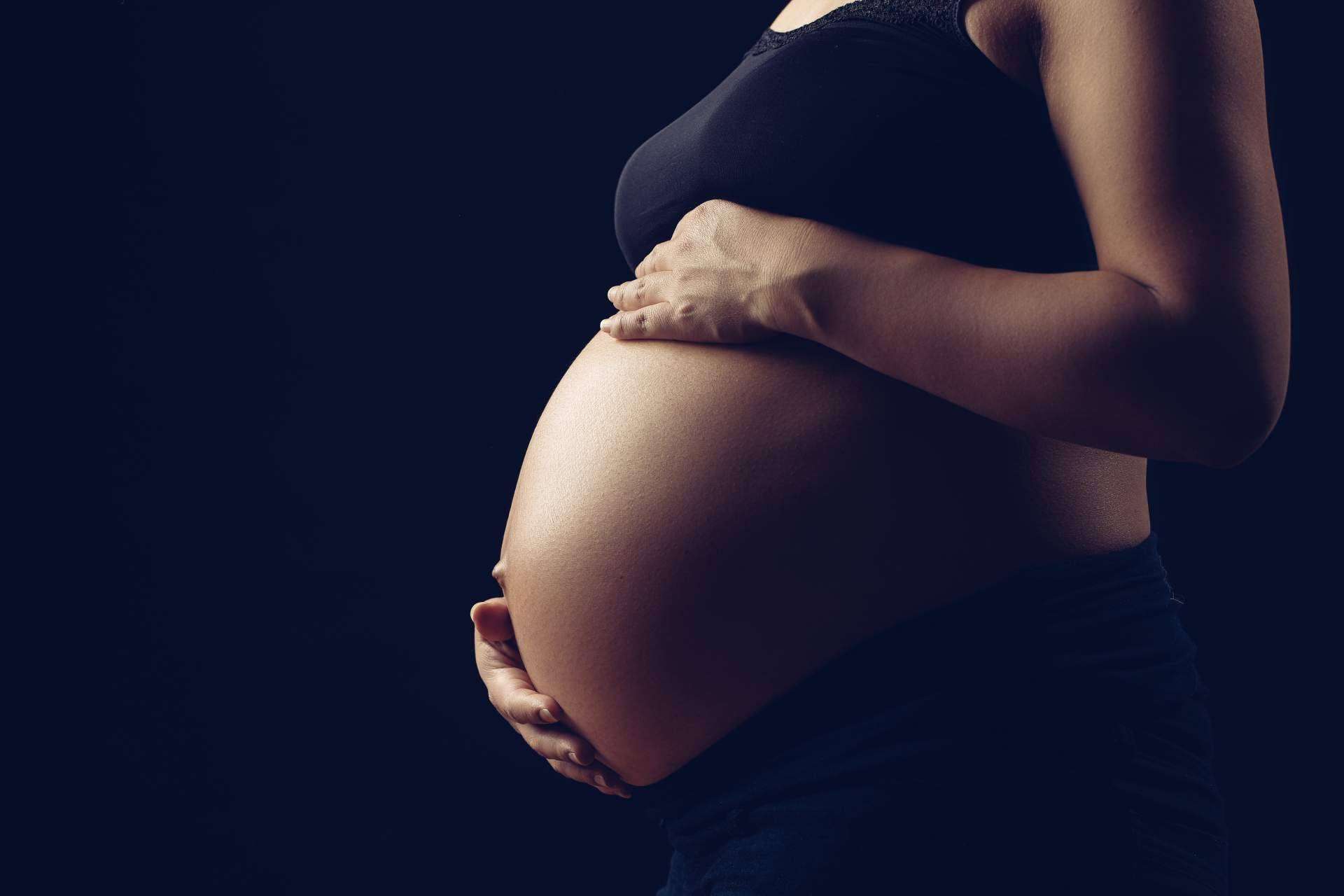 Una mamá y un bebé sano encuentran en Ayurveda y embarazo la combinación perfecta