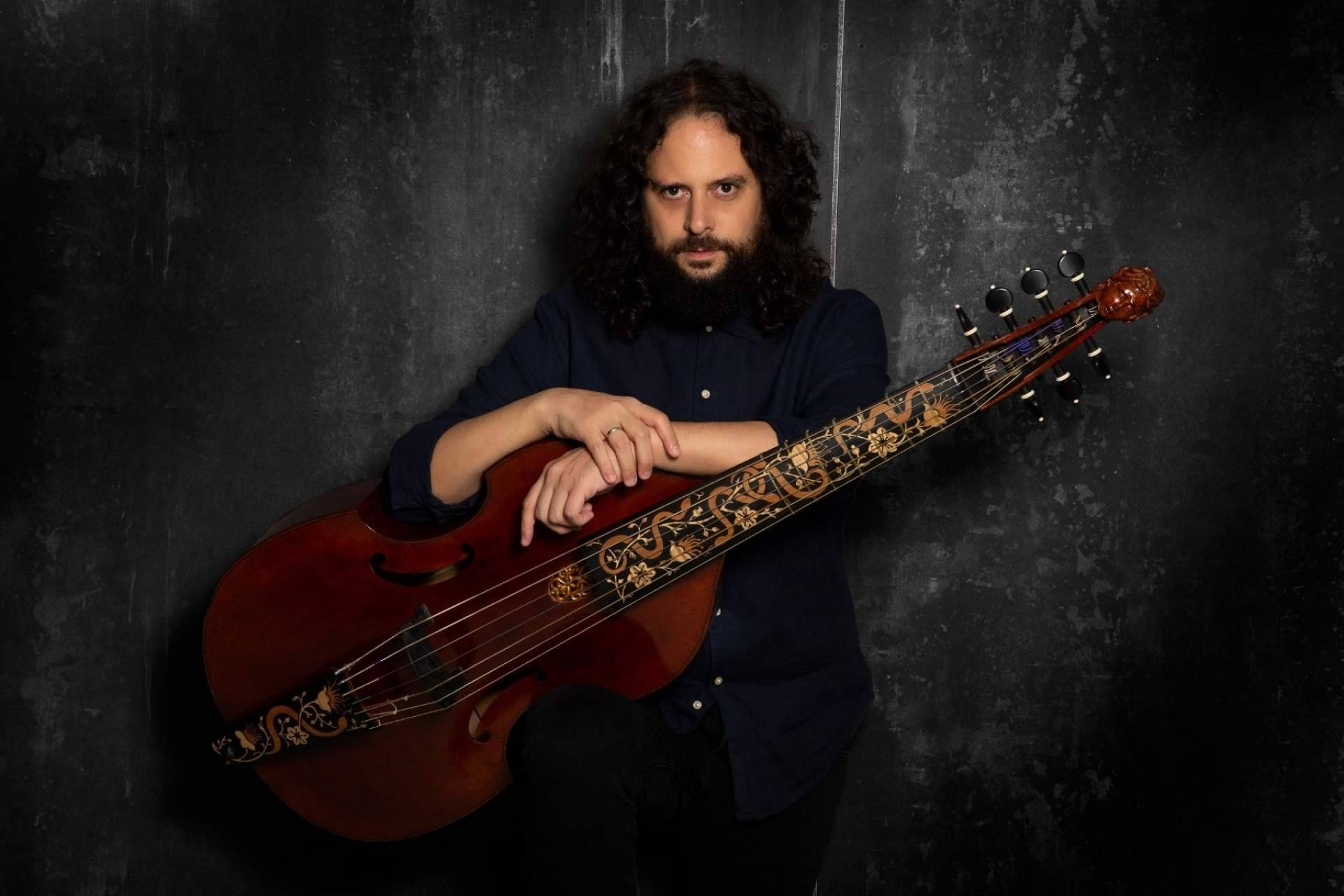 Fahmi Alqhai: el virtuoso violagambista considerado uno de los mejores del mundo