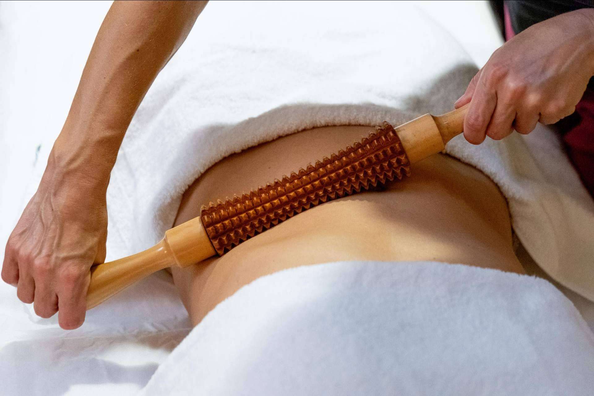 Modelar y reafirmar la figura con la maderoterapia, disponible en Crina Rus Beauty Center