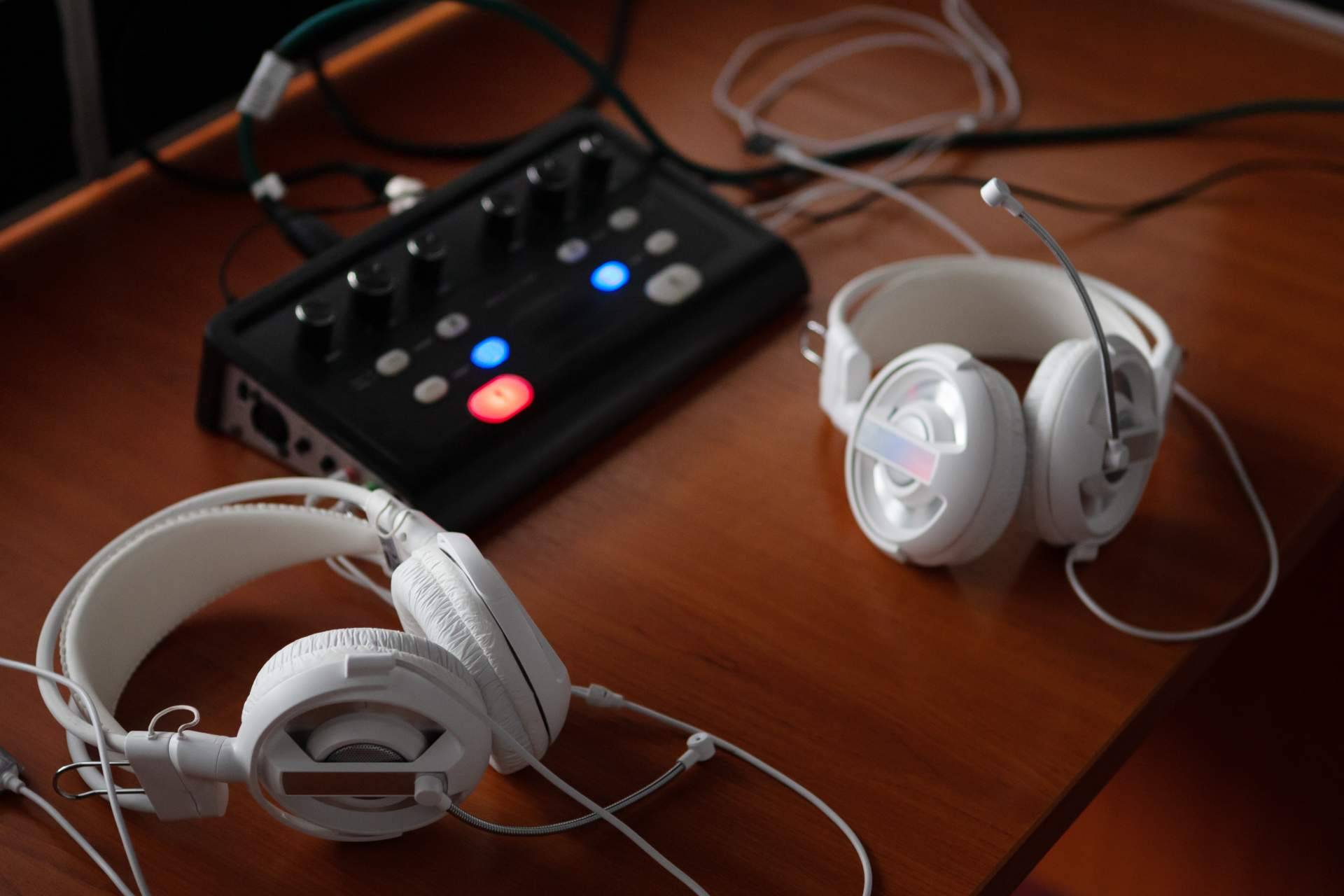 Traductor de voz con auriculares de Traductor.one, una de las mejores herramientas para entender otros idiomas