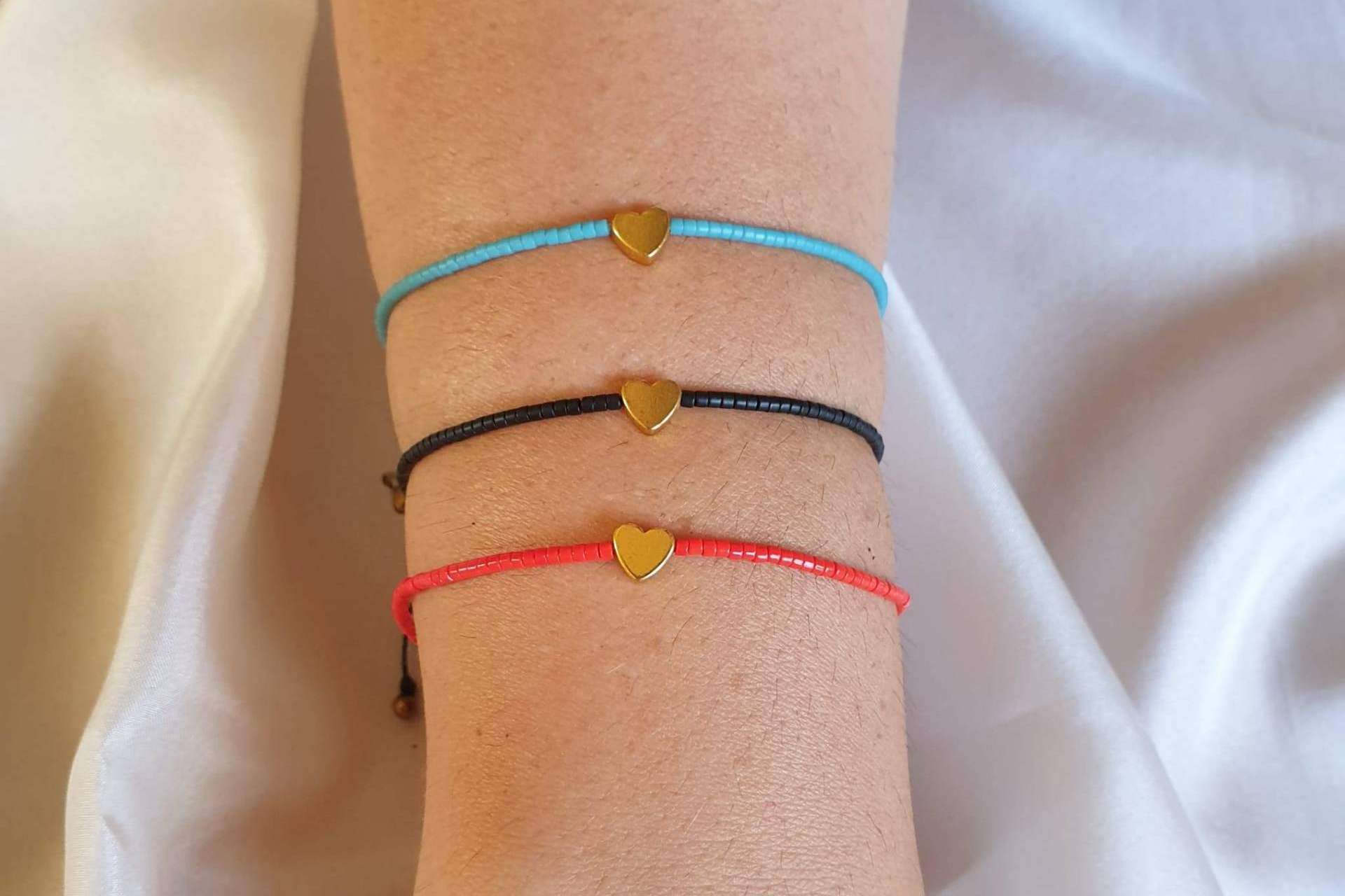 Combinar todos los looks con las pulseras de cristal de colores de Dkary