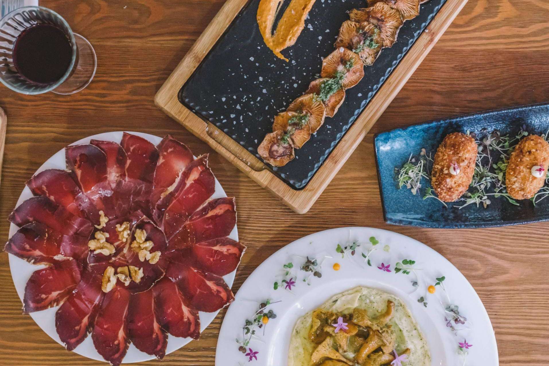 Especialistas en carnes y verduras a la brasa: Vic Brasería