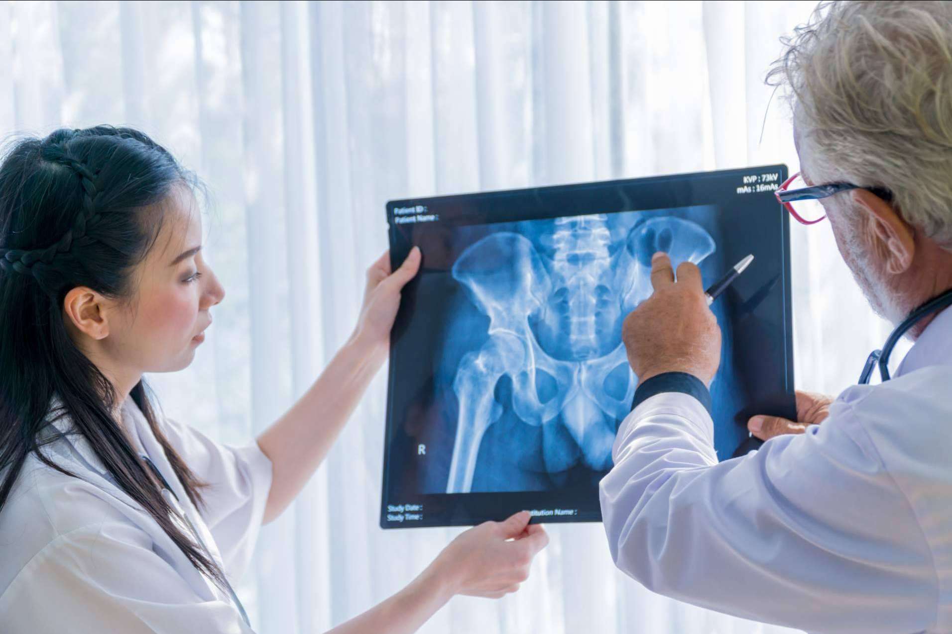 ¿En qué influye la inclinación de la pelvis? según Atlas Vital