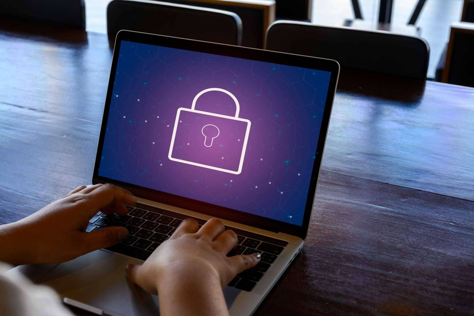 La importancia de la ciberseguridad para particulares y empresas aumenta cada año, por la compañía de asistencia tecnológica Sosmatic