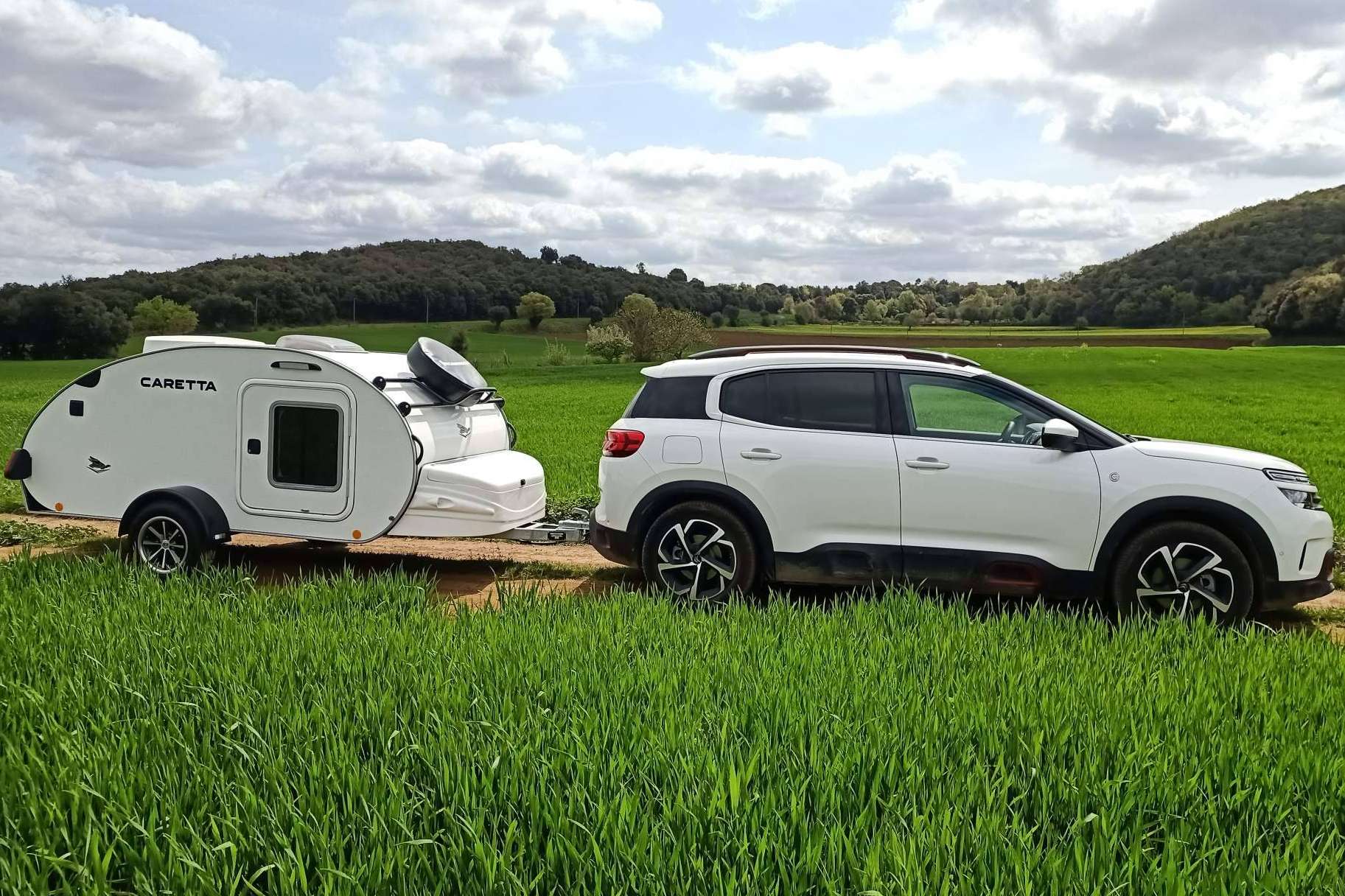 Minicaravanas.com ofrece caravanas pequeñas con baño y equipamiento para dos personas