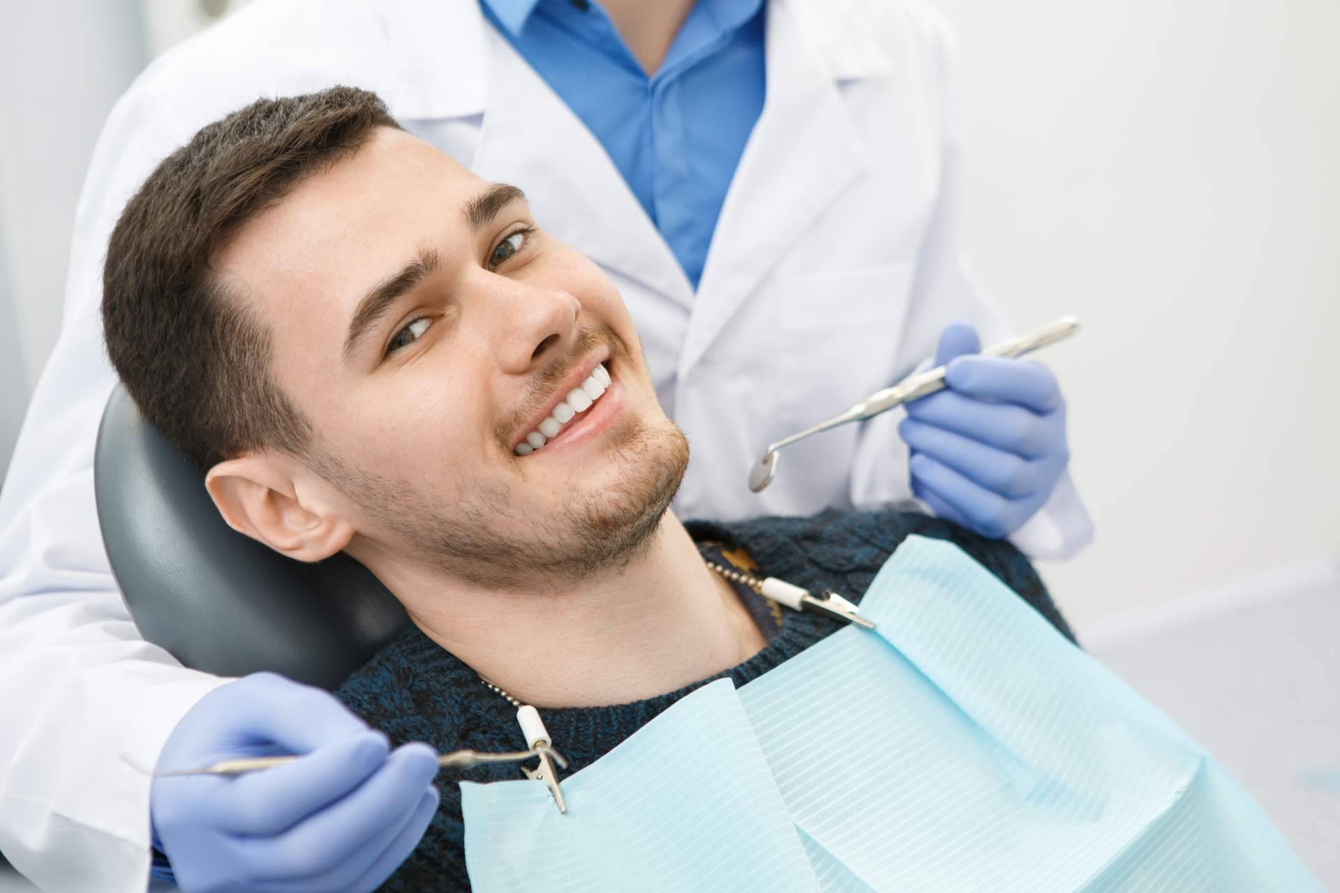 Clínica Sonrisas de Corrales Dental garantiza calidad en implantes dentales y profesionalidad
