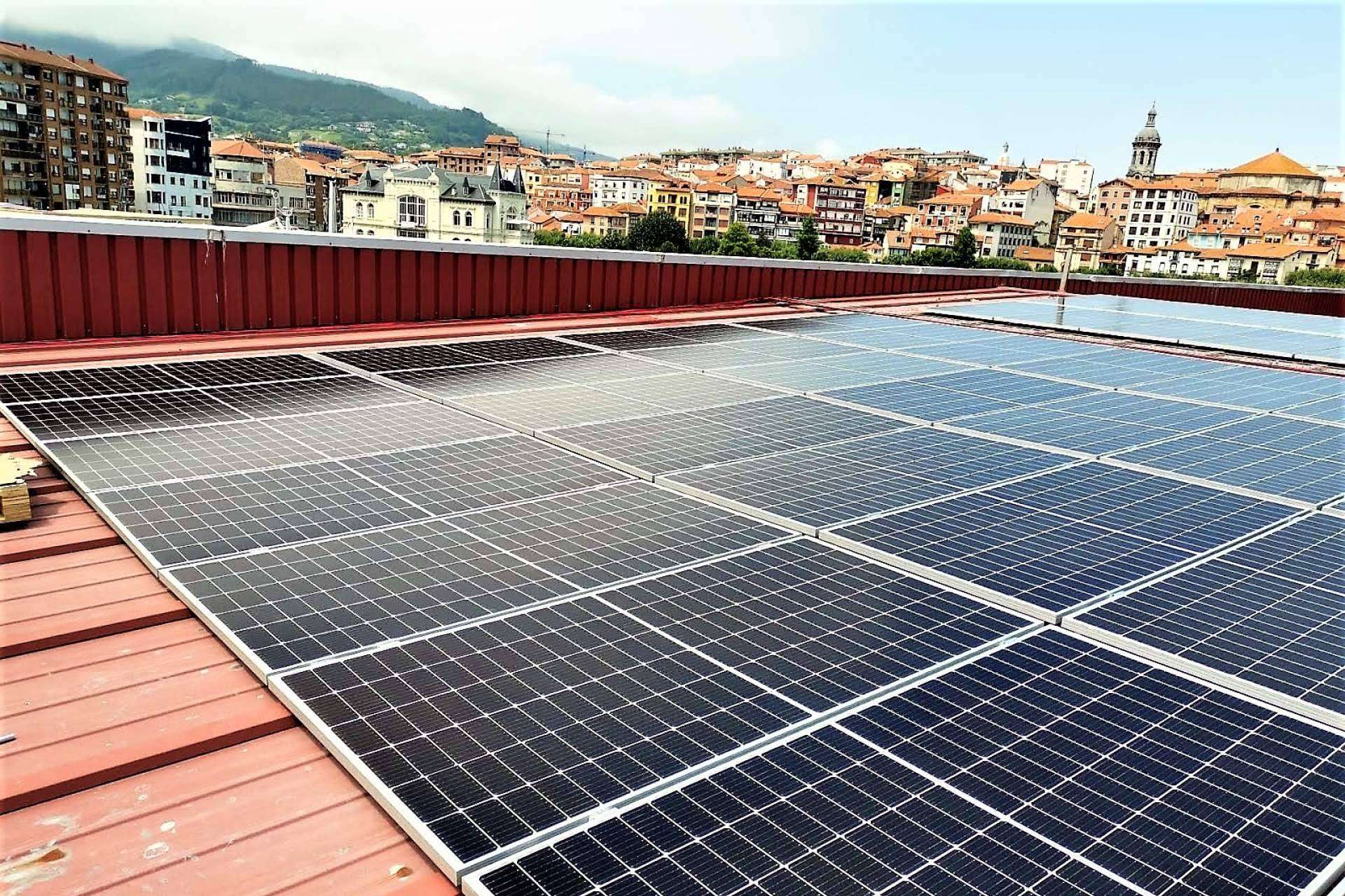 Realizando instalaciones de autoconsumo solar para particulares y empresas, Energiber contribuye a la eficiencia energética