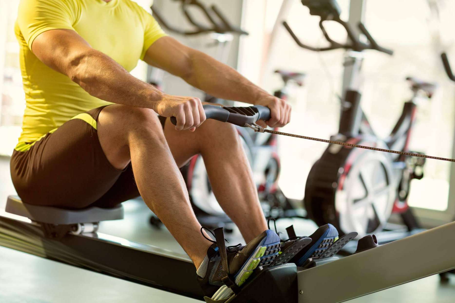 Los beneficios de entrenar con máquina de remo, por TopEntreno