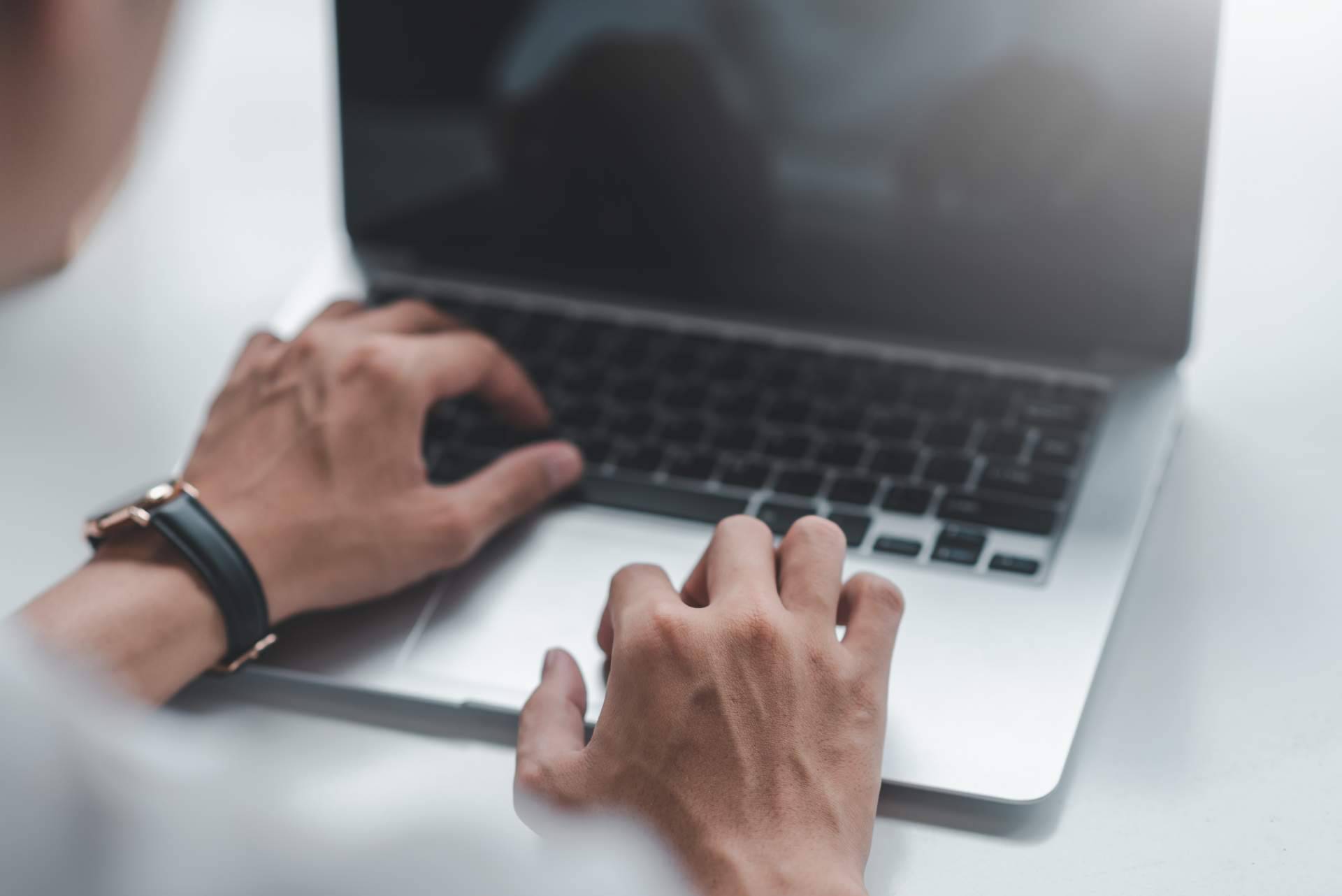 Thenowo comenta de qué manera funcionan los seguros de baja laboral en España