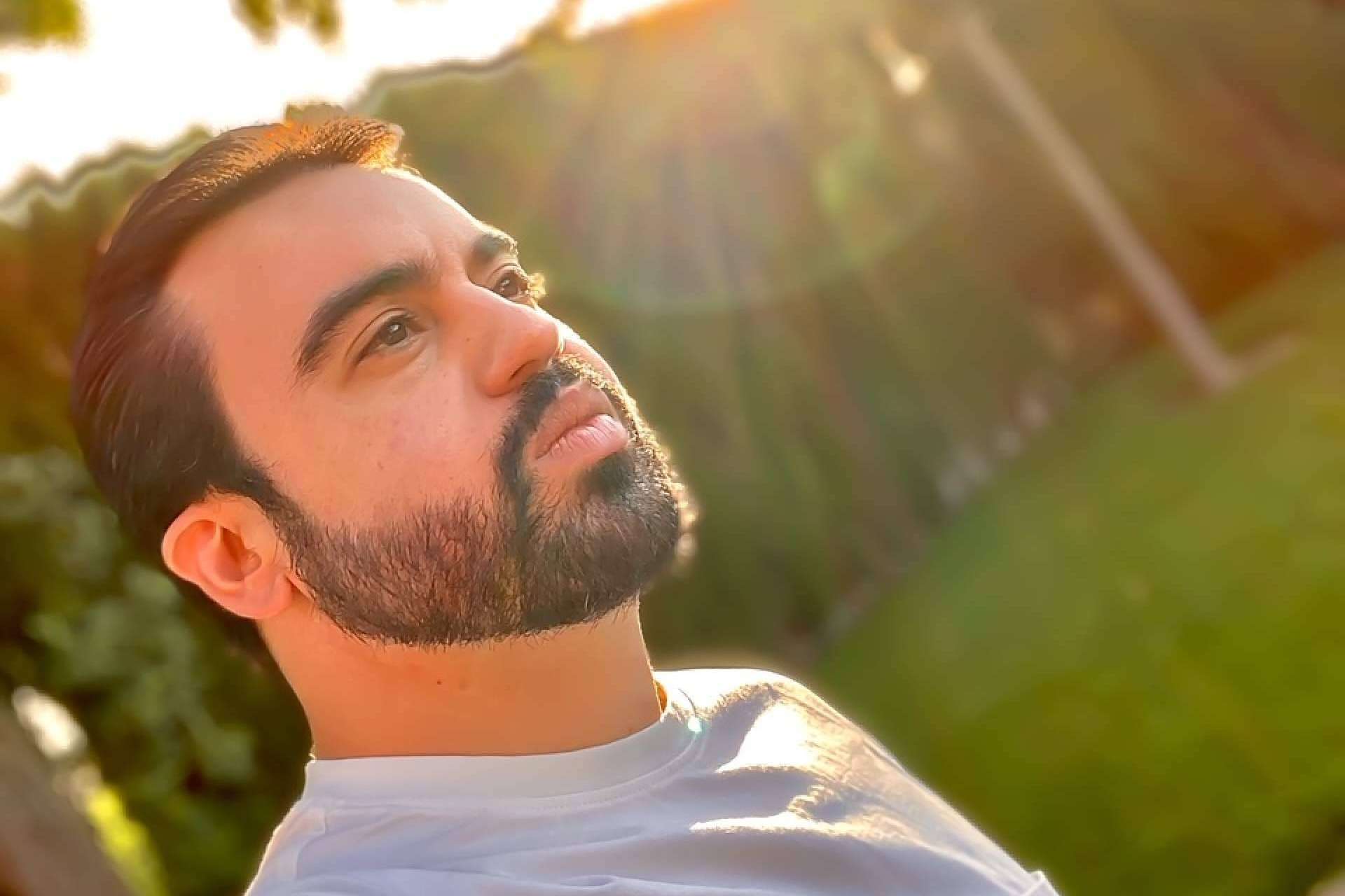El autor español Jorge Perales Nieto presenta su primer libro, 'Mirando al mar, soñé'