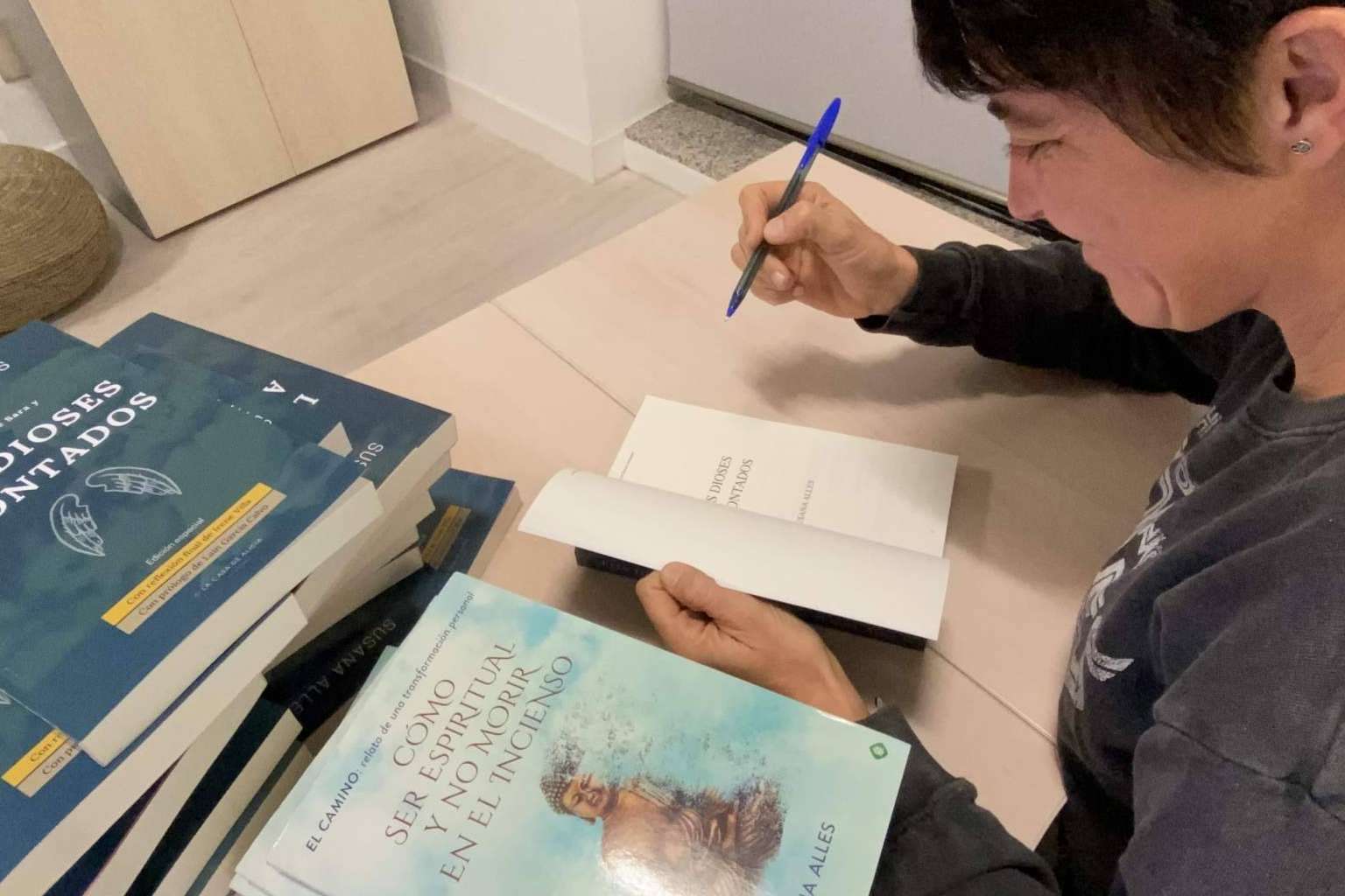 Escribir autoayuda en formato novela, el caso de Los Dioses atontados