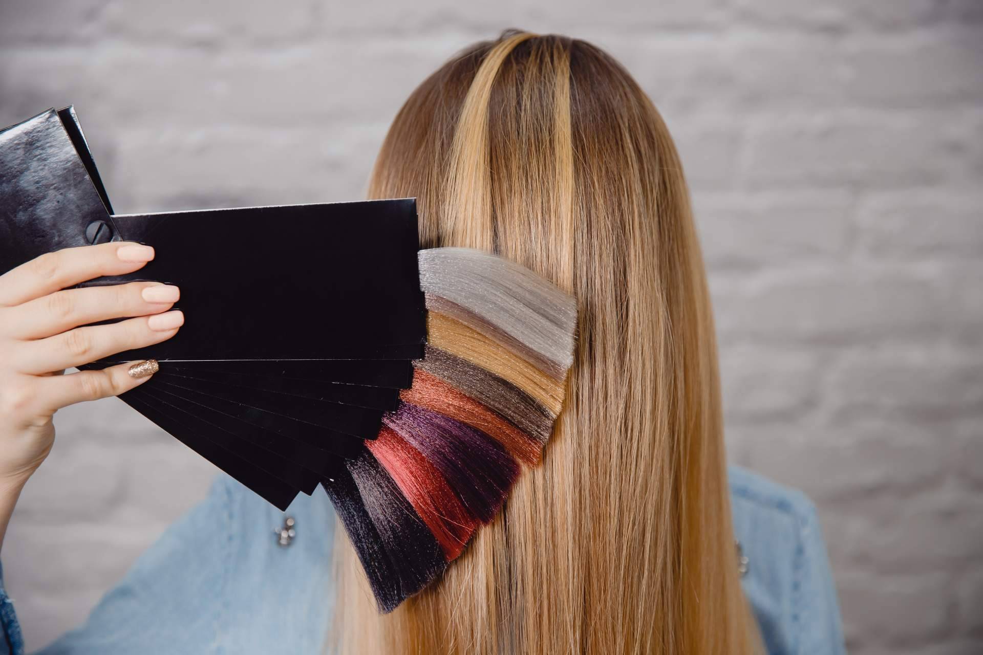 El salón de belleza CharoConector Healthy Style brinda un servicio de extensiones Cold Hair