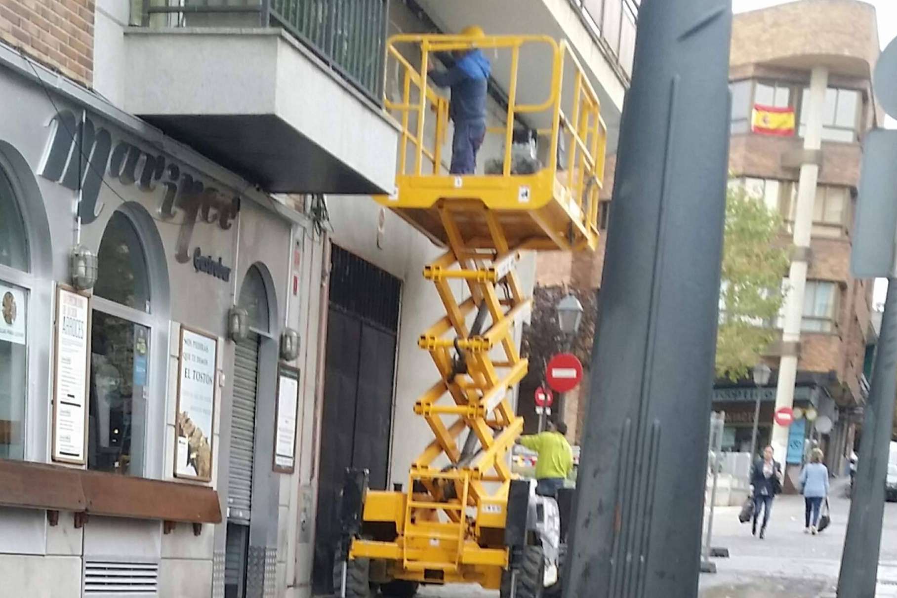Las plataformas elevadoras, una maquinaria polivalente requerida en muchos sectores