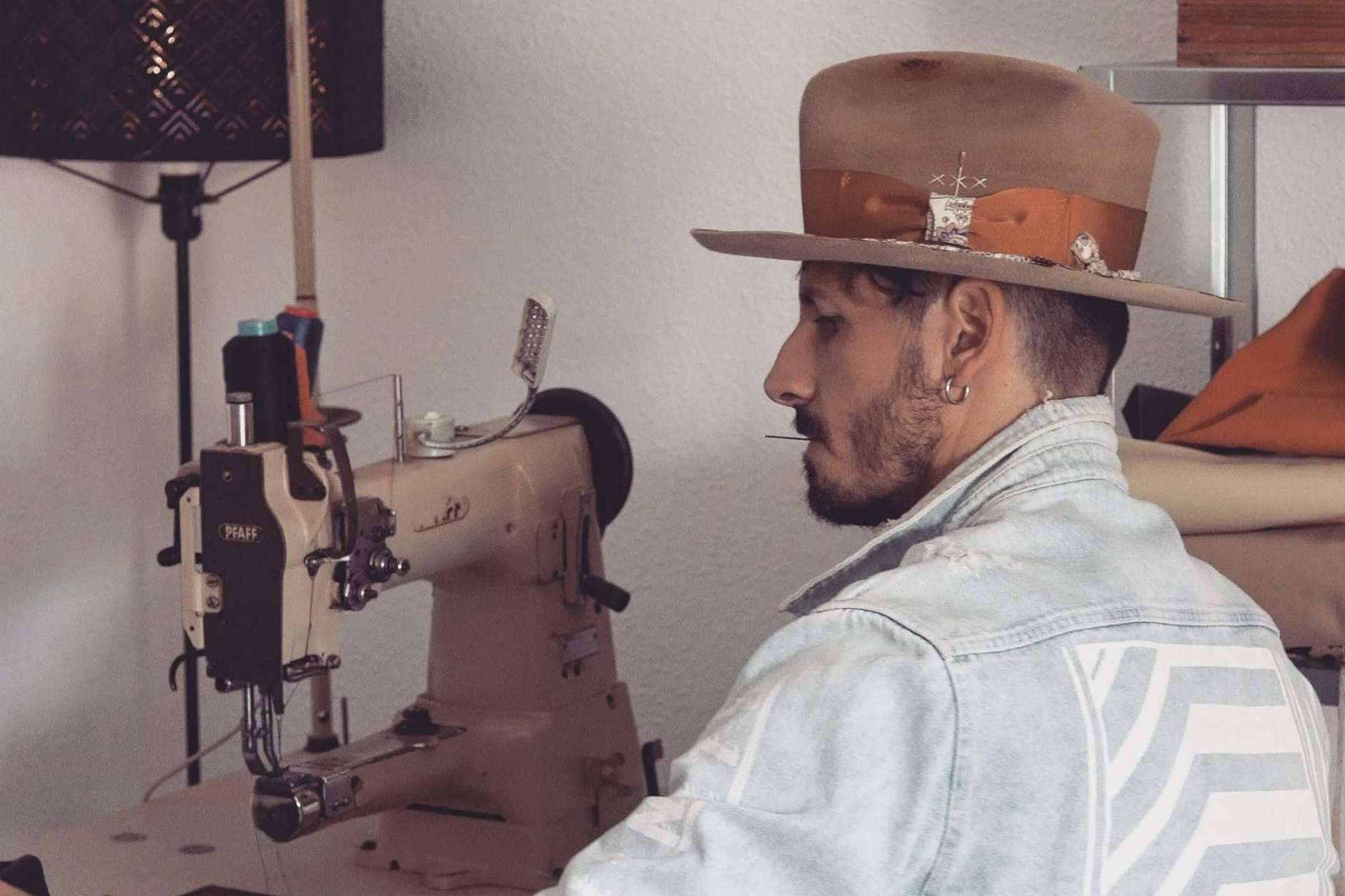 La inspiración de Alejandro Mateo, diseñador y creador de sombreros artesanales