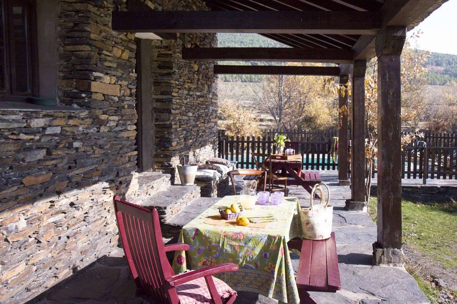 Alquilar una casa rural íntegra para realizar la ruta de los pueblos negros, La Pizarra Negra