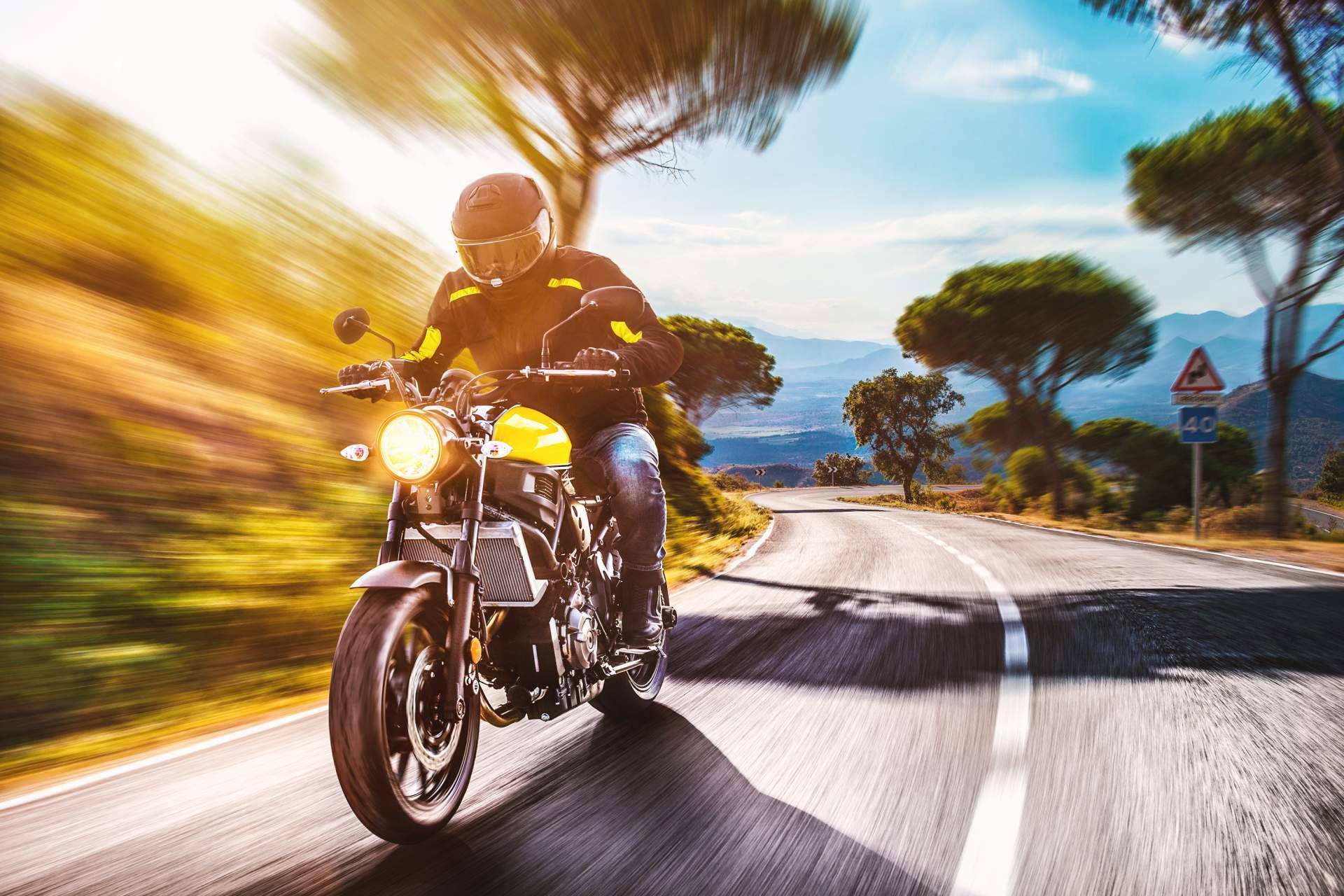 Ropa de moto de la marca REV'IT en la tienda especializada MOTÓNITY