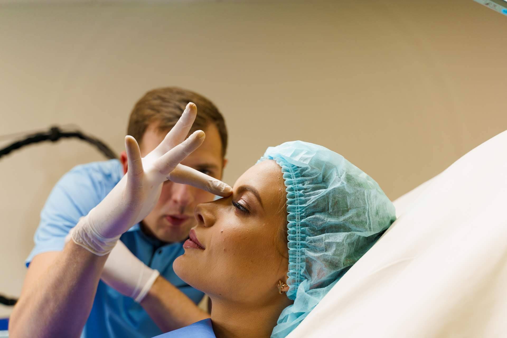 Tratamientos de rinoplastia ultrasónica y cirugía plástica para la nariz con Model Bell
