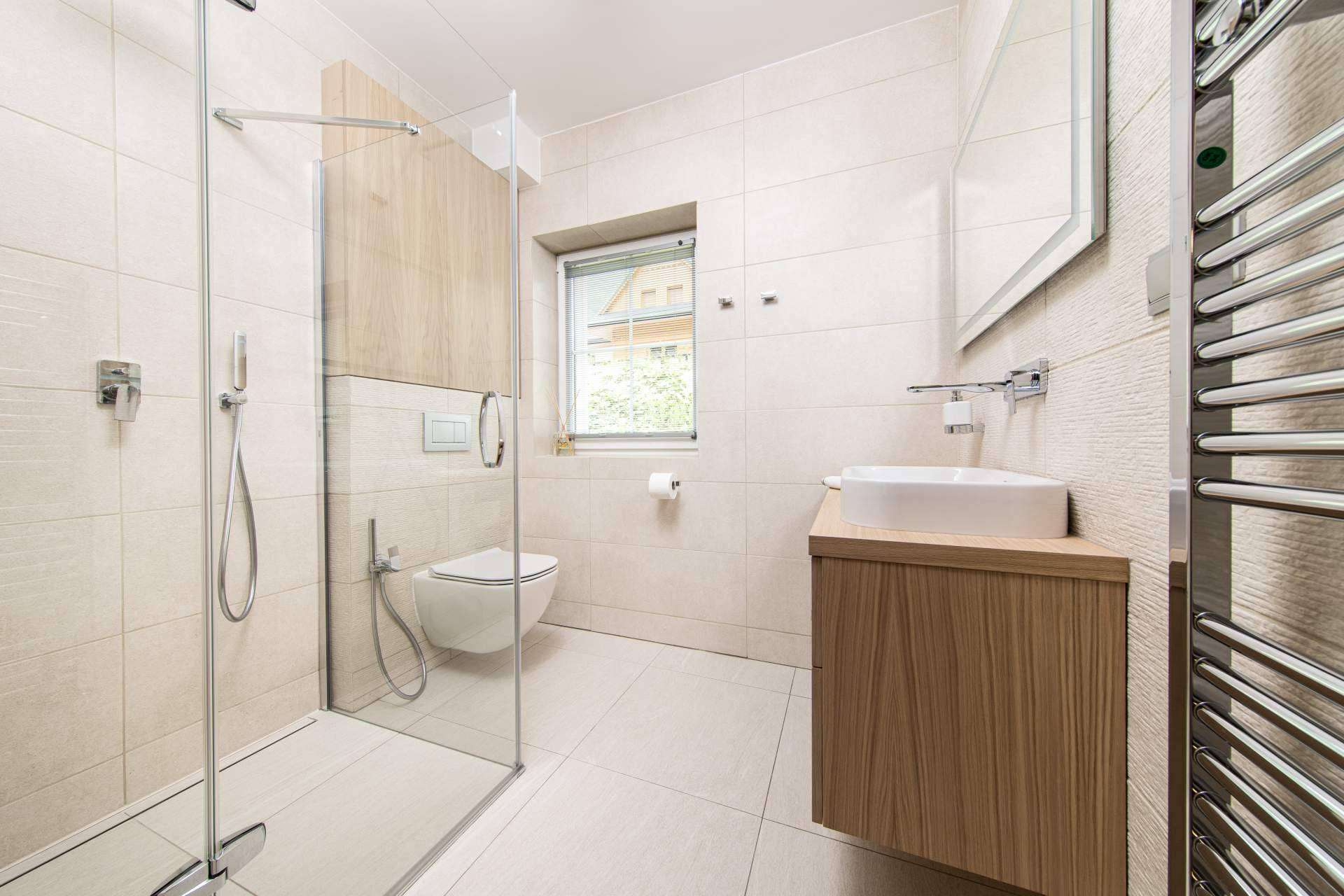 Para modernizar la sala de baño, los platos de ducha de resina de Balnearian ofrecen durabilidad y estética