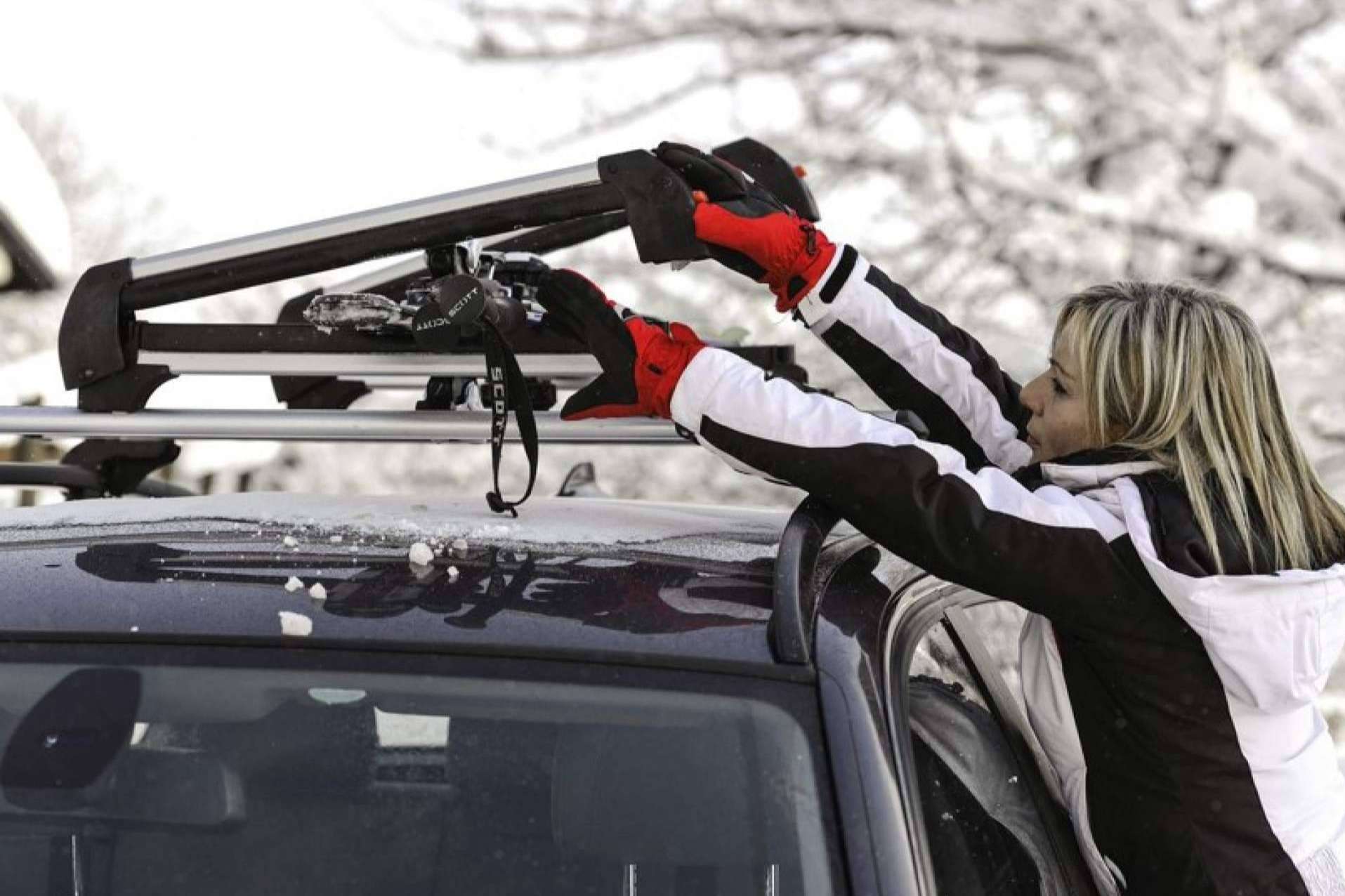 El portaesquís, el equipo que no le puede faltar a ningún aficionado al esquí y snowboard en sus próximas salidas a la nieve
