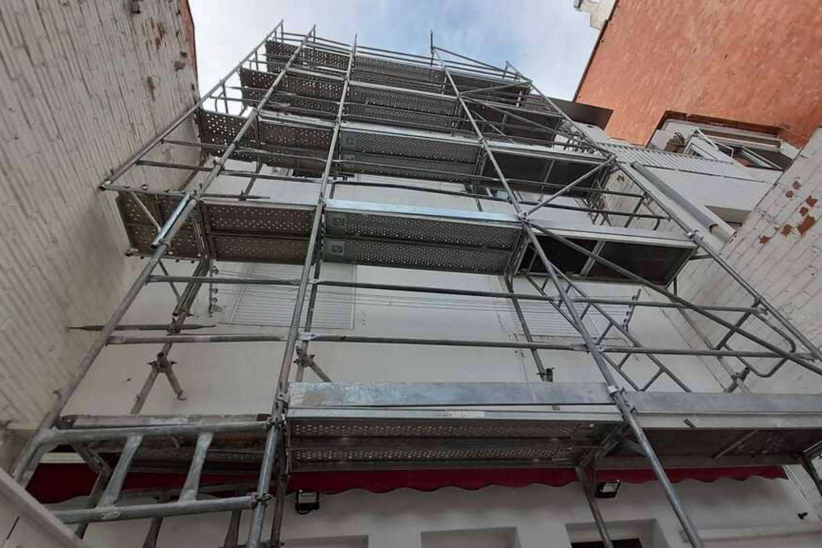 ¿Cómo son los servicios de transporte, montaje y desmontaje de andamios que ofrece la empresa TusAndamios?