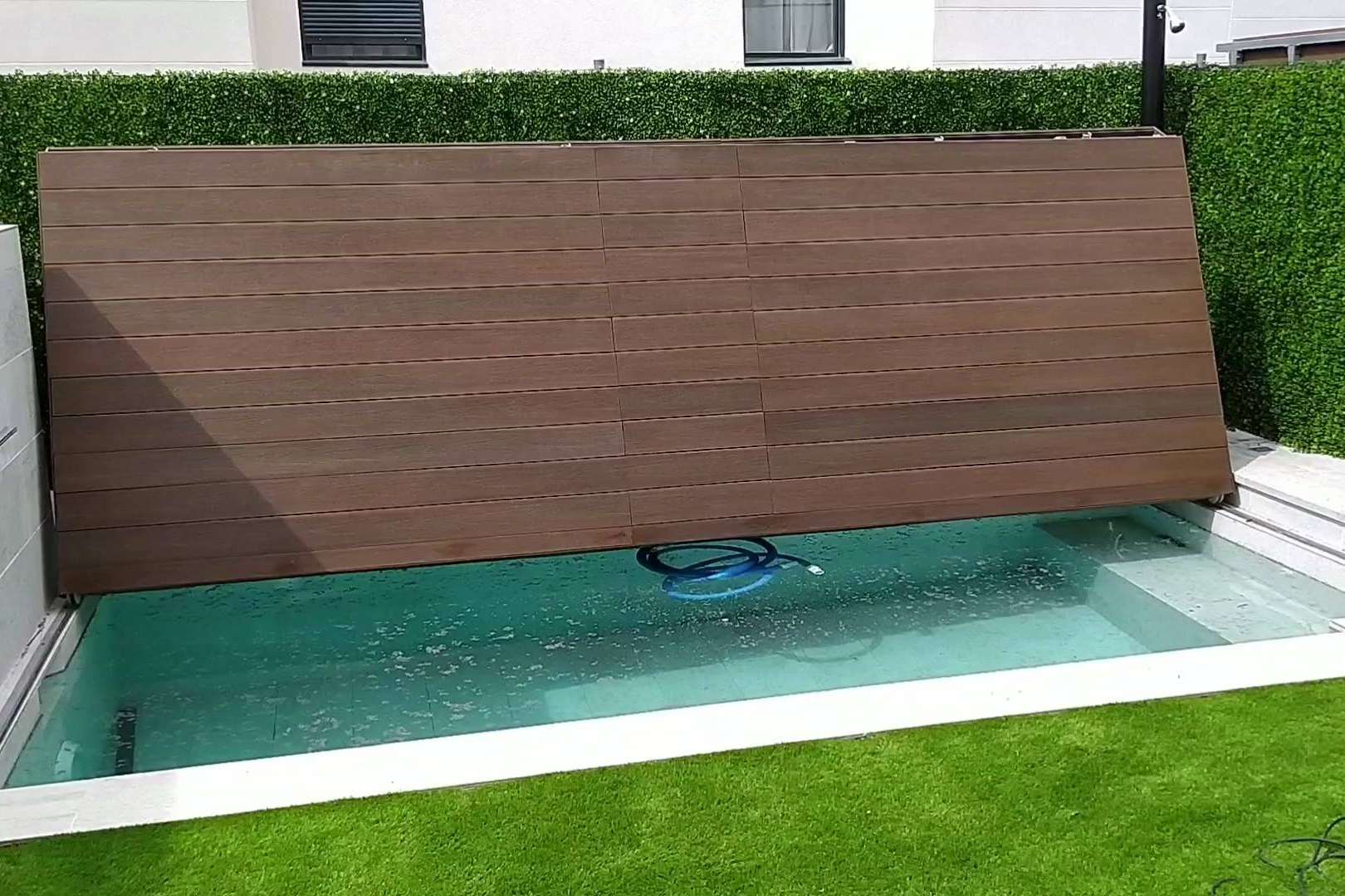 Optimización de los espacios reducidos con una cubierta rígida para piscinas transitable