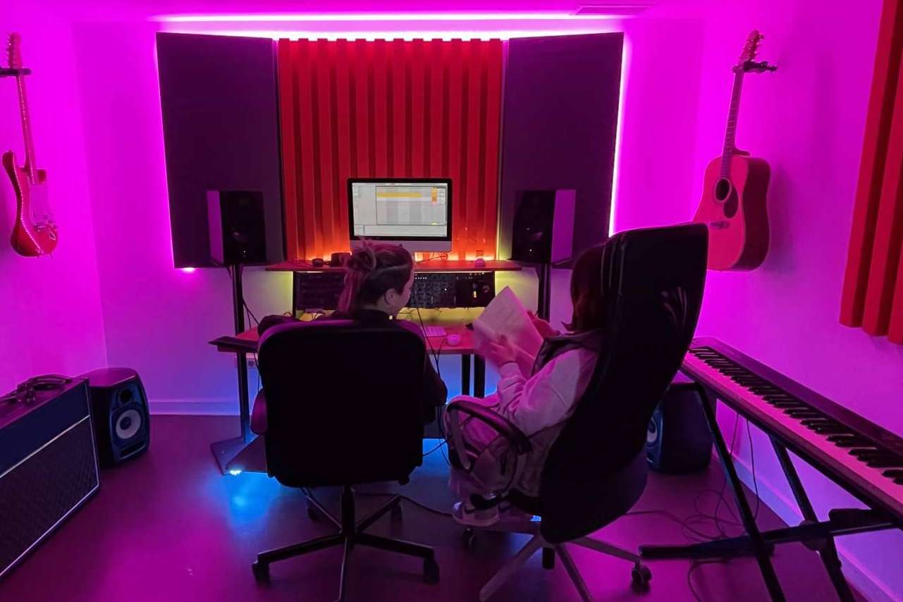 ¿Cómo se forman los productores musicales?