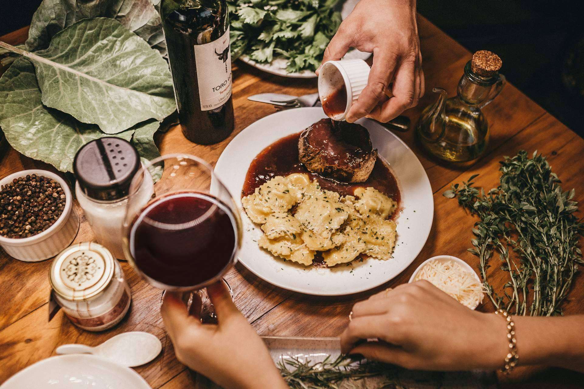 ¿Cómo ser un buen anfitrión decorando el comedor para una bonita velada?