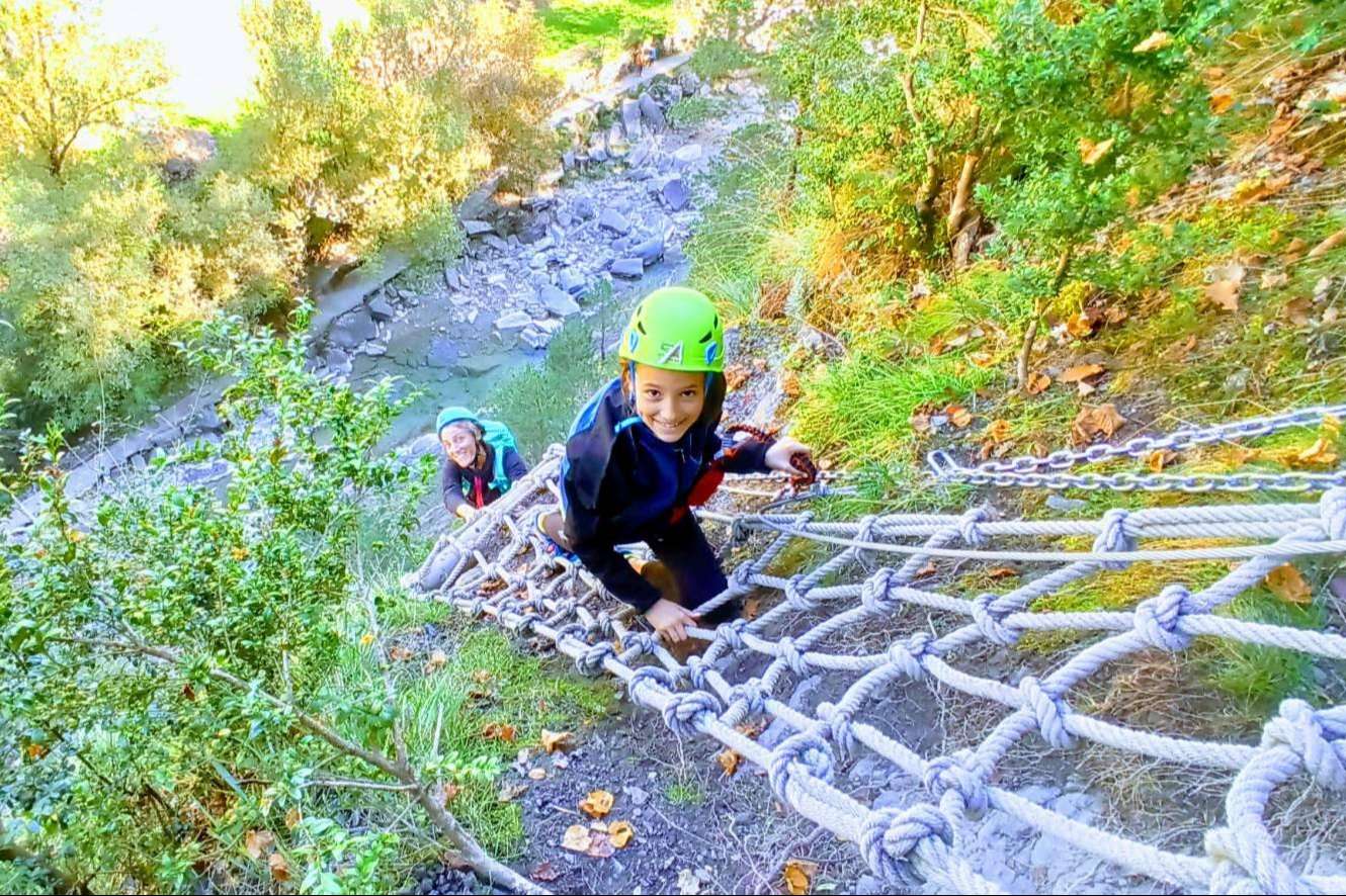 Nómadas del Pirineo y sus opciones de deportes de aventura al aire libre para niños