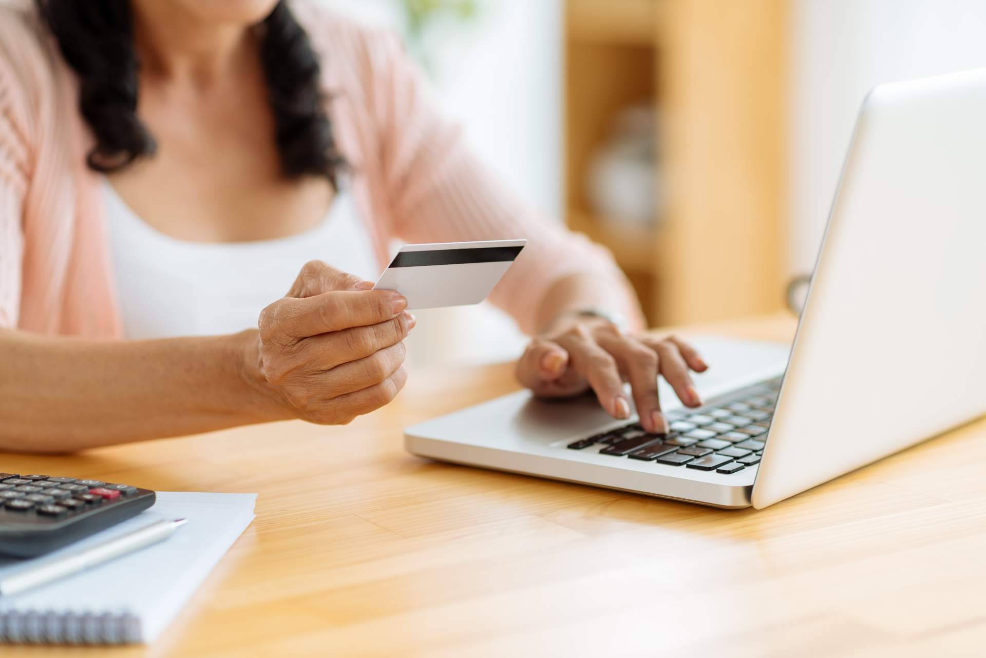 A de Ahorro es el centro comercial online con descuentos en las primeras marcas