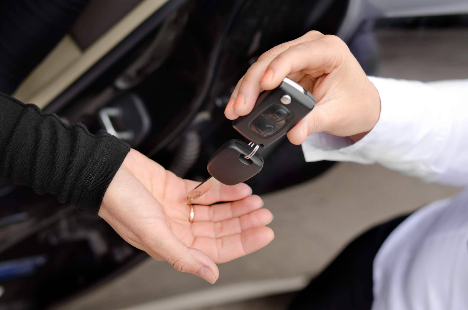 El equipo profesional de personal shoppers de M Burgos CARS asesora sobre la compra de un coche de segunda mano