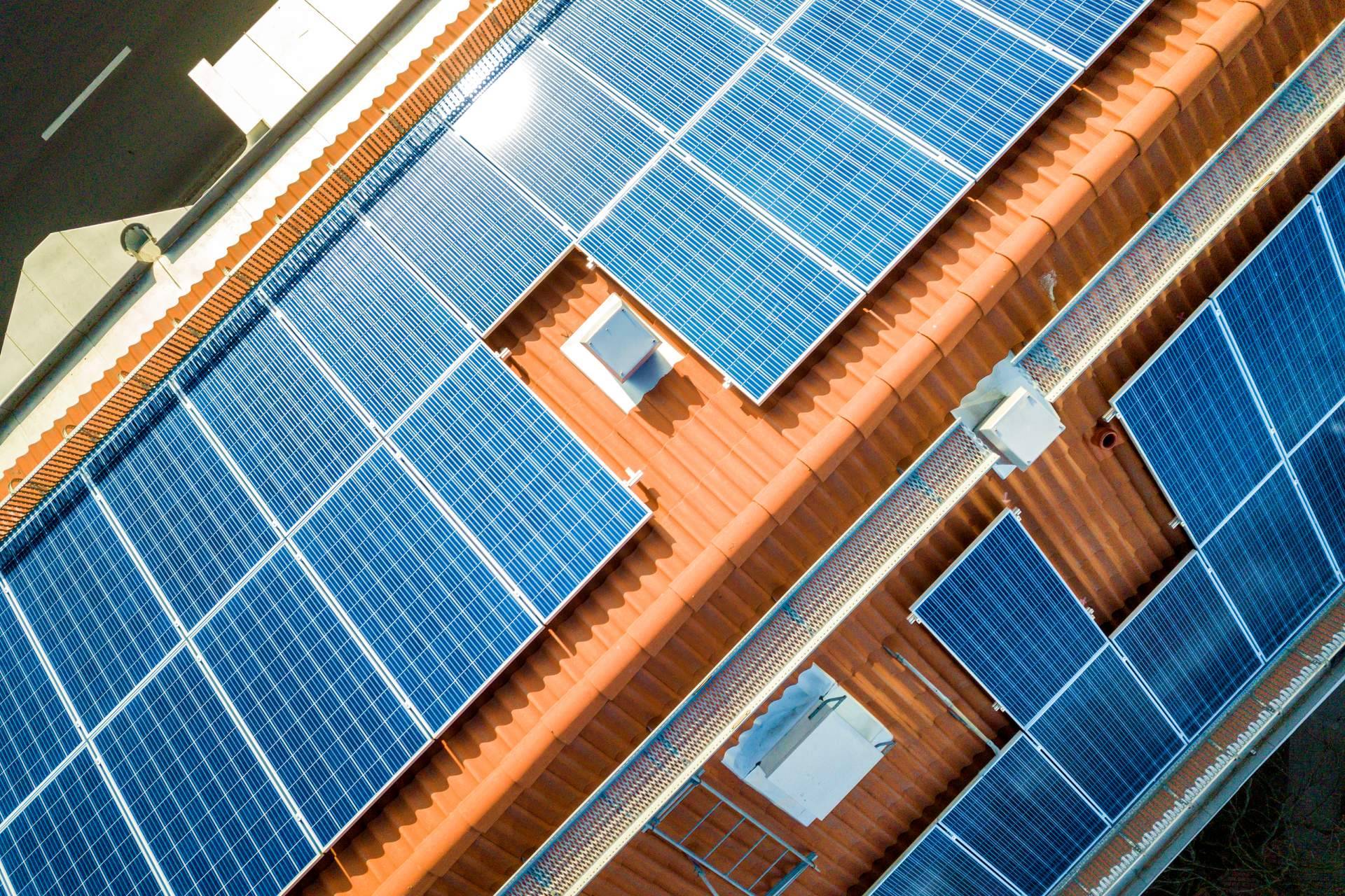 Una solución para la subida de la luz es la instalación de placas solares