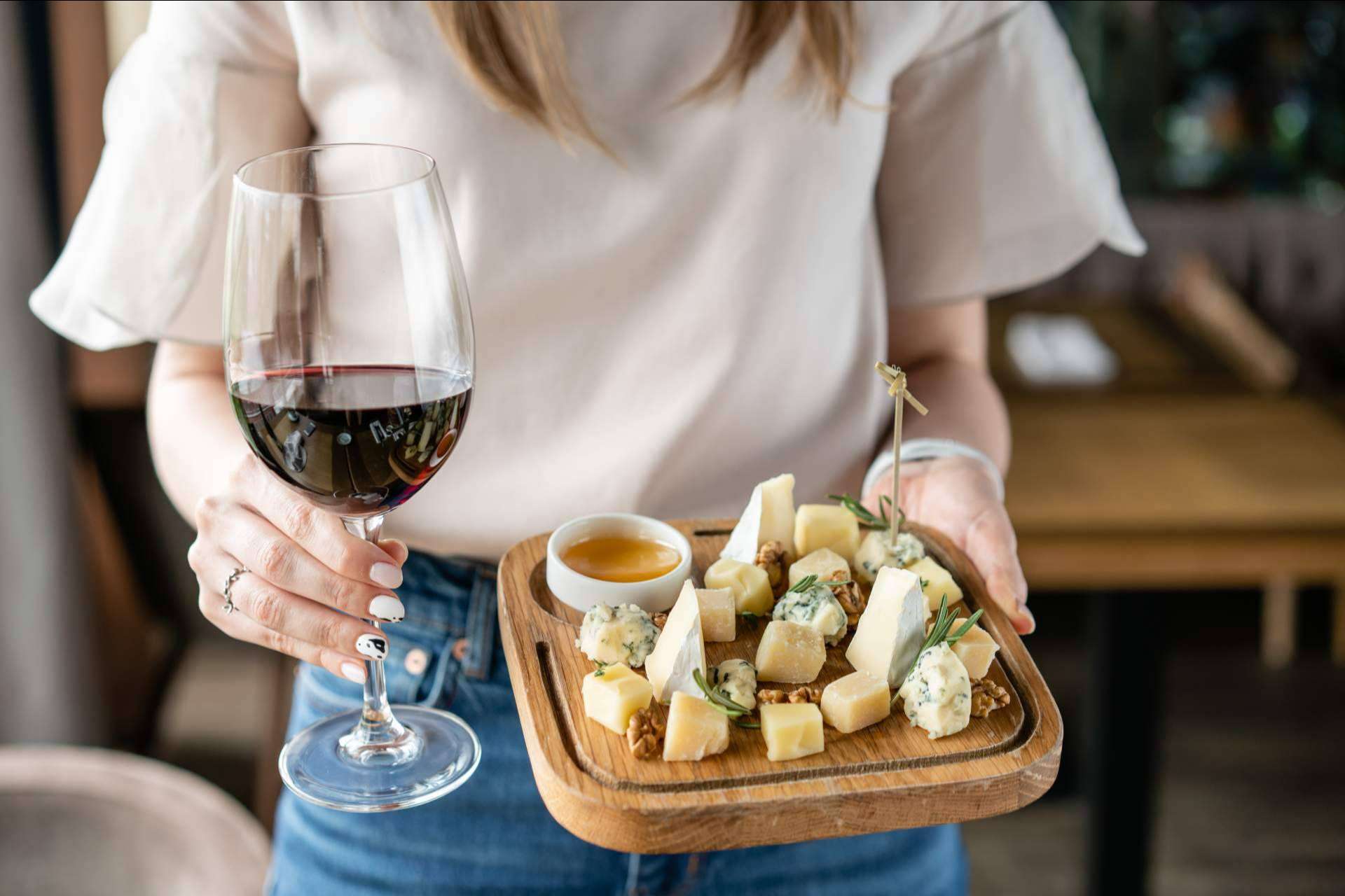 Amplia variedad de vinos para acompañar las cestas gourmet de Bon León