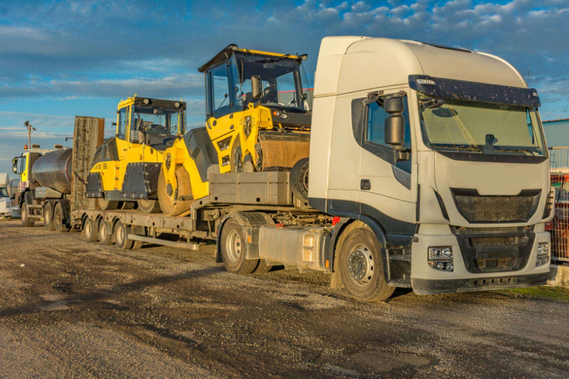 Los servicios de Transportamos Tu Coche, la empresa especialista en transporte de maquinaria pesada profesional con más de 30 años de experiencia