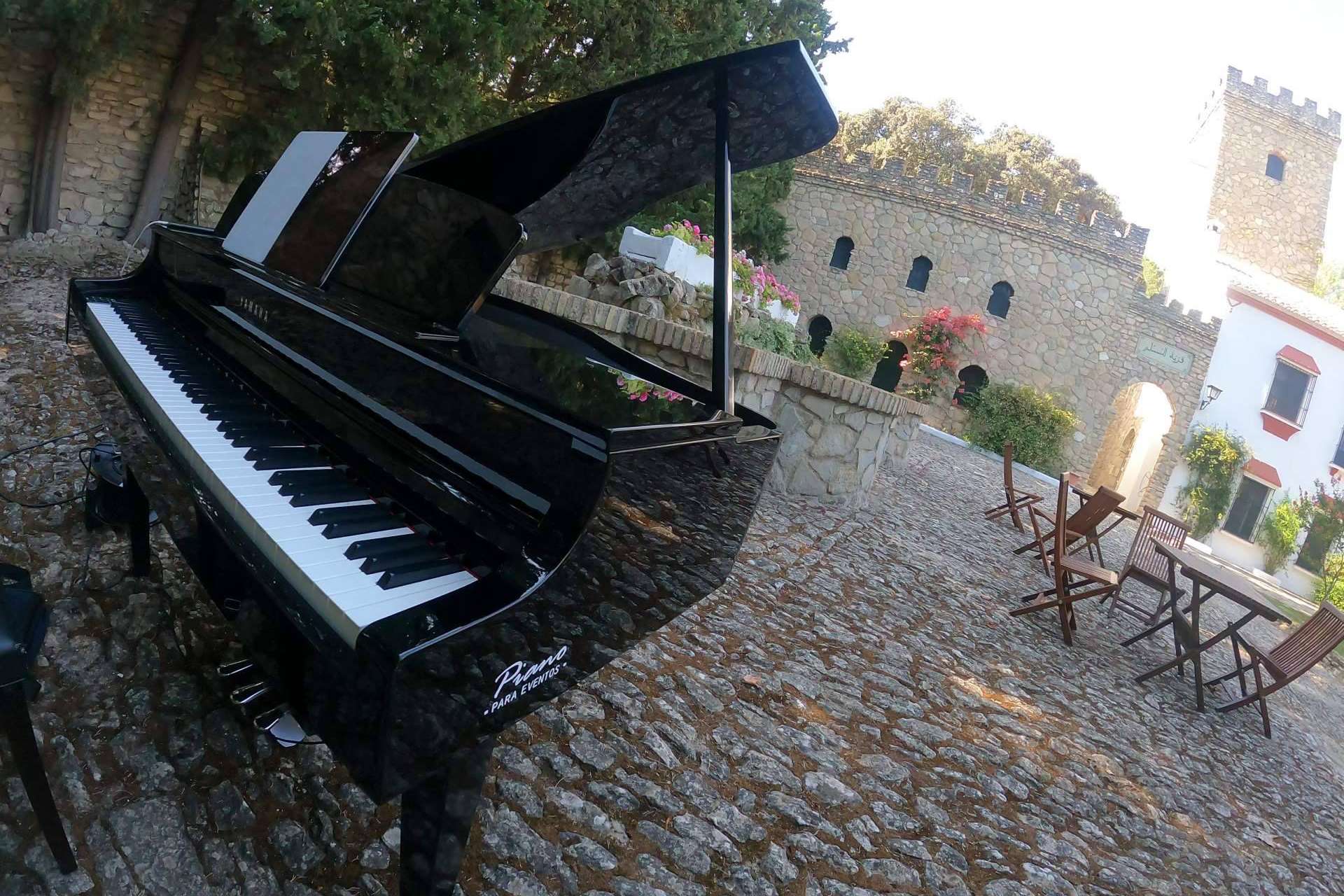La música de piano en las bodas, una tendencia que aviva emociones